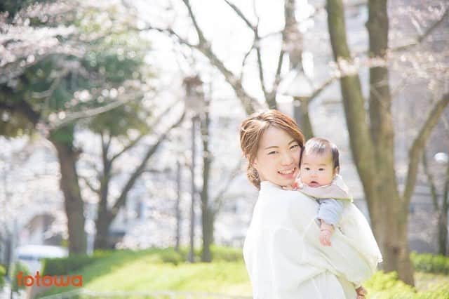 otowa (フォトワ)さんのインスタグラム写真 - (otowa (フォトワ)Instagram)「.﻿ ﻿ お宮参りから、100日記念、ハーフバースデーなど...お気に入りのフォトグラファーさんに、大切な日のリピート撮影を依頼してくださる方も増えています💕﻿ ﻿ .................................﻿ ﻿ 🌸レビュー紹介🌸﻿ ﻿ お宮参りに続き2回目の利用でした！ ﻿ 娘の100日記念の撮影をお願いしたのですが、桜の時期と重なりすごい人混みの公園でしたが、スポットを選んで素敵に撮影してくださいました^ ^ ﻿ くぼたさんの優しい雰囲気のお写真がとってもお気に入りです〜♡ ﻿ またよろしくお願いします♡♡﻿ ﻿ （2019/03撮影：ゆずママ様）﻿ ﻿ .................................﻿ Photo by ＊くぼたさよ＊（https://fotowa.com/photographers/kubosayophoto/reviews/8346）﻿ ﻿ #fotowa #出張撮影﻿ ﻿ #出張カメラマン #家族写真 #ファミリーフォト﻿ #キッズコーデ #写真好きな人と繋がりたい #新米ママ﻿ #親バカ部 #赤ちゃん #おやばか部 #赤ちゃんのいる暮らし﻿ #暮らし #コドモダカラ #親子 #キズナ #子育て﻿ #赤ちゃんのいる生活 #育児 #子育てぐらむ﻿ #100日祝い #百日祝い #100日祝い写真 #百日祝いフォト #100日記念」4月12日 16時18分 - fotowa.jp