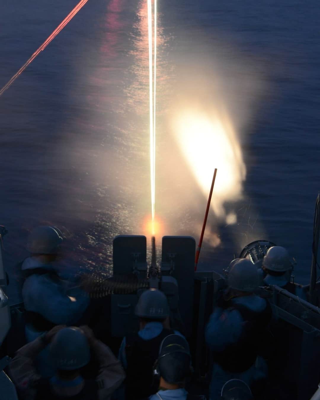 海上自衛隊さんのインスタグラム写真 - (海上自衛隊Instagram)「～夜間小火器射撃訓練～  派遣海賊対処行動水上部隊 護衛艦「あさぎり」の夜間小火器射撃訓練の様子です。  #海上自衛隊 #JMSDF #護衛艦 #夜も訓練 #fire」4月12日 16時20分 - jmsdf_pr
