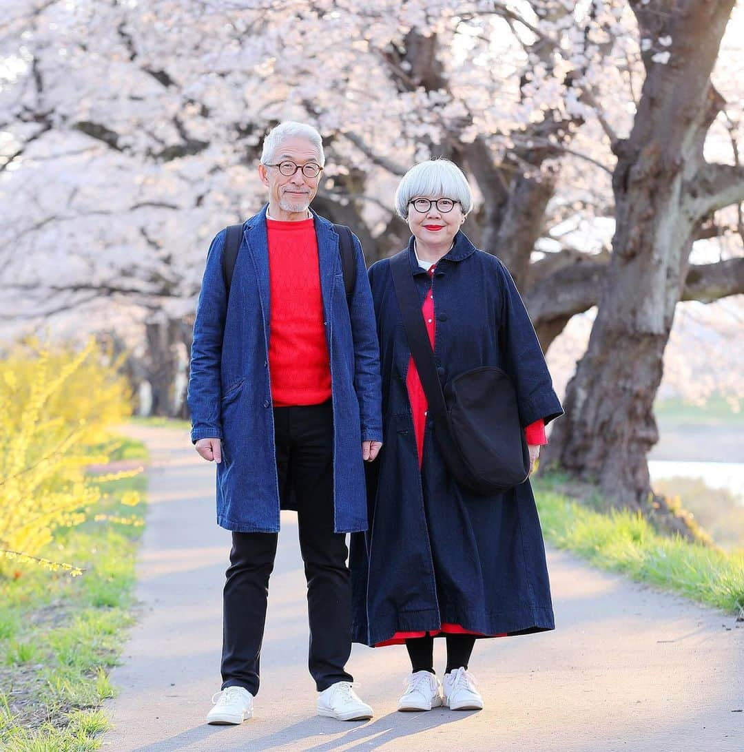 bon ponさんのインスタグラム写真 - (bon ponInstagram)「宮城県柴田郡の桜の名所「一目千本桜」を観に行って来ました🌸🌸🌸 大河原町と柴田町にまたがる白石川の堤に、8kmに渡って約1200本の桜並木が続いている光景は圧巻でした！ 以前取材でお世話になったカメラマンの齋藤太一さんと偶然お会いして、写真を撮っていただきました(1・2枚目) 船岡城址公園では、スロープカーに乗って山頂へ。山頂には高さ24mの船岡平和観音像が立ち、柴田町のシンボルとして町を見守っていました。 多くの方にお声を掛けていただき、とても嬉しくありがたかったです。お会いできた皆さま、ありがとうございました😊😊 ・ #一目千本桜 #船岡城址公園 #桜 #お花見 #大河原町 #柴田町 #夫婦 #60代 #ファッション #コーディネート #リンクコーデ #夫婦コーデ #グレイヘア #白髪 #共白髪 #couple #over60 #fashion #coordinate #instafashion #instagramjapan #greyhair #bonpon511」4月12日 21時48分 - bonpon511