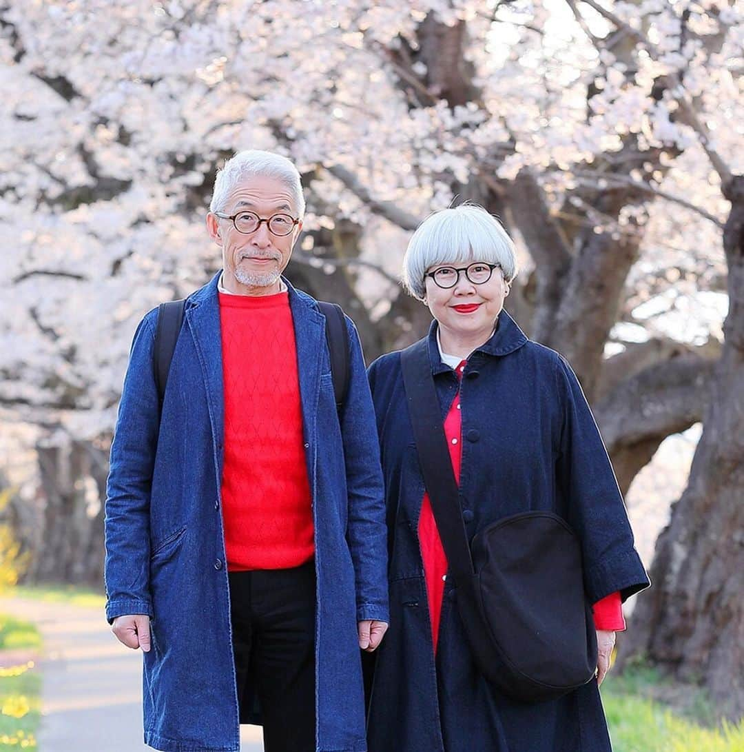 bon ponさんのインスタグラム写真 - (bon ponInstagram)「宮城県柴田郡の桜の名所「一目千本桜」を観に行って来ました🌸🌸🌸 大河原町と柴田町にまたがる白石川の堤に、8kmに渡って約1200本の桜並木が続いている光景は圧巻でした！ 以前取材でお世話になったカメラマンの齋藤太一さんと偶然お会いして、写真を撮っていただきました(1・2枚目) 船岡城址公園では、スロープカーに乗って山頂へ。山頂には高さ24mの船岡平和観音像が立ち、柴田町のシンボルとして町を見守っていました。 多くの方にお声を掛けていただき、とても嬉しくありがたかったです。お会いできた皆さま、ありがとうございました😊😊 ・ #一目千本桜 #船岡城址公園 #桜 #お花見 #大河原町 #柴田町 #夫婦 #60代 #ファッション #コーディネート #リンクコーデ #夫婦コーデ #グレイヘア #白髪 #共白髪 #couple #over60 #fashion #coordinate #instafashion #instagramjapan #greyhair #bonpon511」4月12日 21時48分 - bonpon511