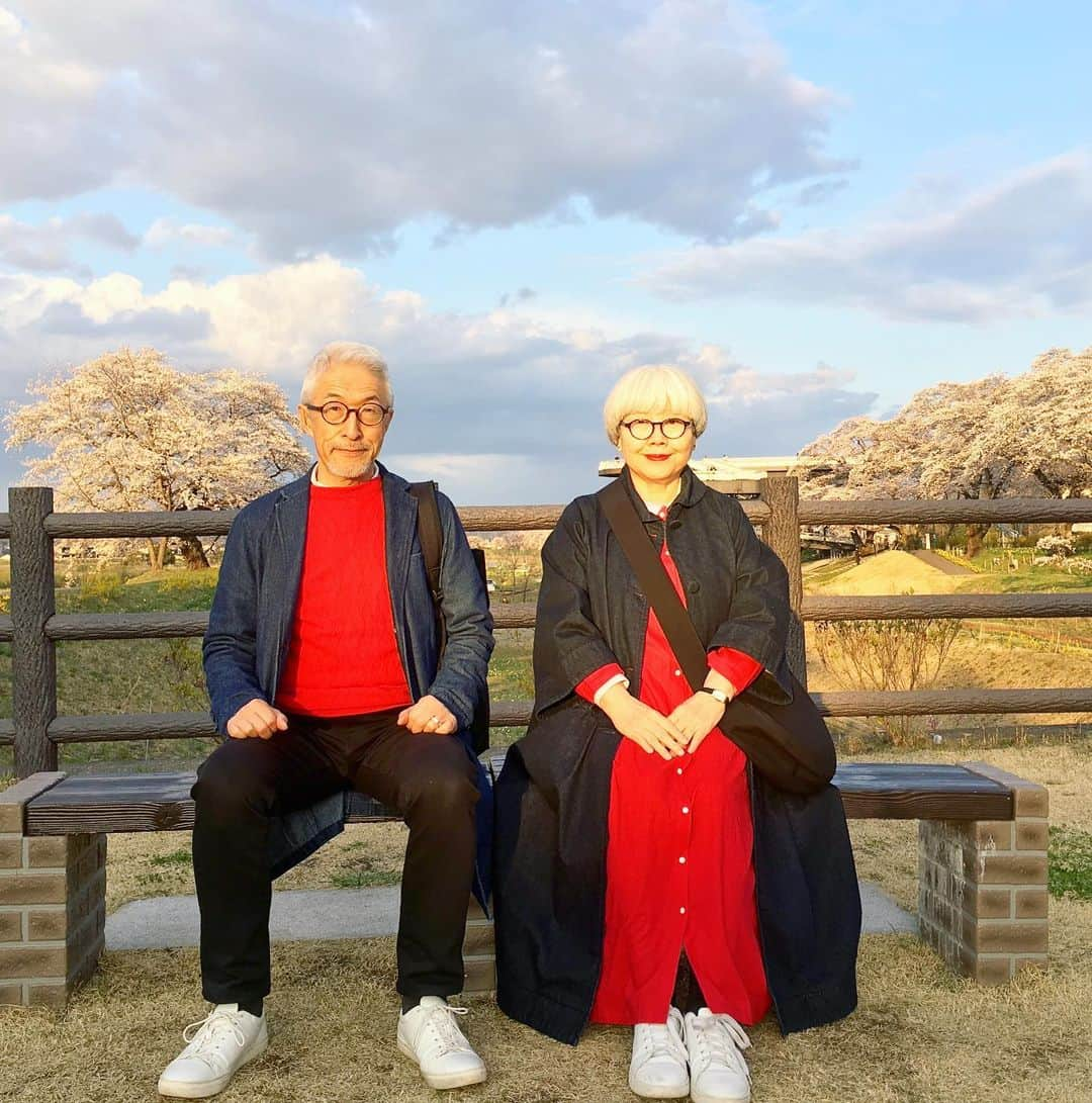 bon ponさんのインスタグラム写真 - (bon ponInstagram)「宮城県柴田郡の桜の名所「一目千本桜」を観に行って来ました🌸🌸🌸 大河原町と柴田町にまたがる白石川の堤に、8kmに渡って約1200本の桜並木が続いている光景は圧巻でした！ 以前取材でお世話になったカメラマンの齋藤太一さんと偶然お会いして、写真を撮っていただきました(1・2枚目) 船岡城址公園では、スロープカーに乗って山頂へ。山頂には高さ24mの船岡平和観音像が立ち、柴田町のシンボルとして町を見守っていました。 多くの方にお声を掛けていただき、とても嬉しくありがたかったです。お会いできた皆さま、ありがとうございました😊😊 ・ #一目千本桜 #船岡城址公園 #桜 #お花見 #大河原町 #柴田町 #夫婦 #60代 #ファッション #コーディネート #リンクコーデ #夫婦コーデ #グレイヘア #白髪 #共白髪 #couple #over60 #fashion #coordinate #instafashion #instagramjapan #greyhair #bonpon511」4月12日 21時48分 - bonpon511