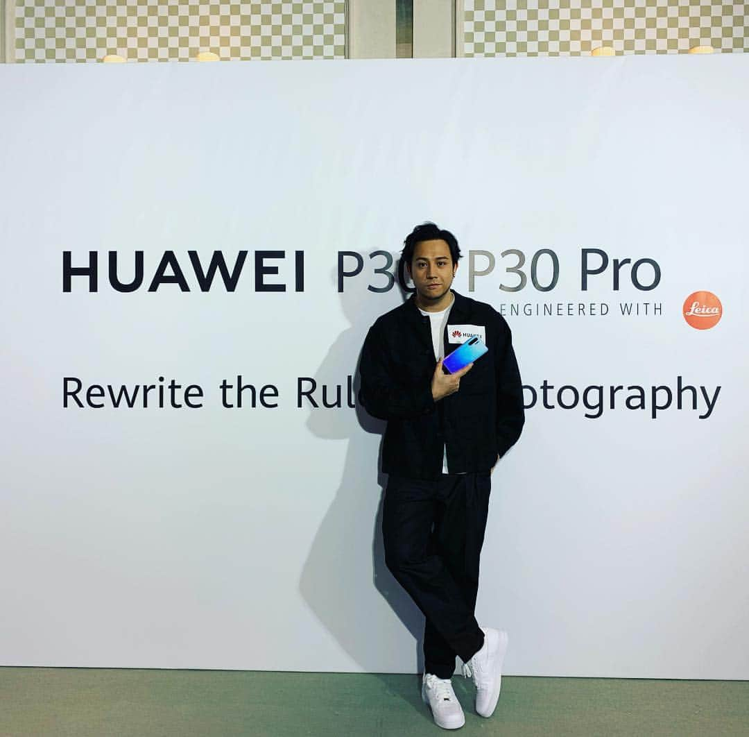 スティーブン・チョンさんのインスタグラム写真 - (スティーブン・チョンInstagram)「P30及P30 Pro 佢嘅低光攝力勁到冇機能及，喺近乎無光嘅環境下拍攝，都可以好似打咗燈咁㗎！ 仲有前所未有的10倍無損變焦Hybrid Zoom效果，可以影到勁遠都好清！ 我手上嗰部就係超靚嘅顏色，天空之境配色  正到爆啊！  #好耐冇同我家姐合照 #梁文禮影得我好靚仔  #可唔可以俾返個張相我  #真係影得我好靚仔 @ms_janjan  @leungmanlai  我嘅服裝贊助 ： @beautyandyouth_official  #beautyandyouth  #HUAWEI #HUAWEIP30 #RewriteTheRules #改寫攝影未來」4月12日 21時51分 - stevencheung