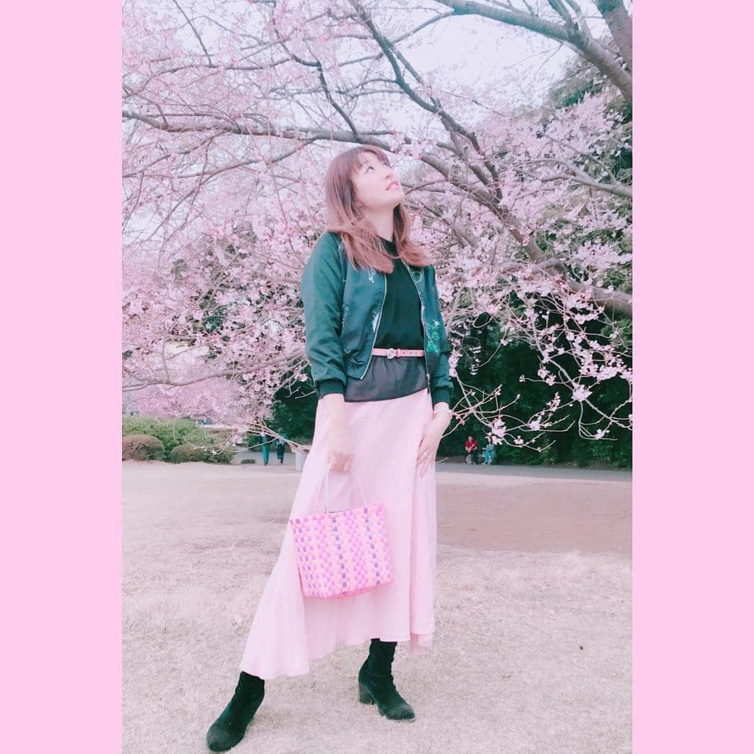 夕霧らいさんのインスタグラム写真 - (夕霧らいInstagram)「#いつかのコーデ  #お花見コーデ🌸  #目黒川 #桜祭り  #新宿御苑🌸  #花見巡り🌸  #30代ファッション  #ロングスカート #ピンクファッション #革ジャン女子  #高身長女子 #fashionista  #girlygirly  #かっこ可愛いコーデ #花より団子🍡  #桜大好き💕  #花見名所  #お花見2019  #いつ行くの #今でしょw  #twitterもよろしくね  #followｍe  #いいねじゅせよ❤️❤️❤️」4月12日 16時25分 - 88rairai88