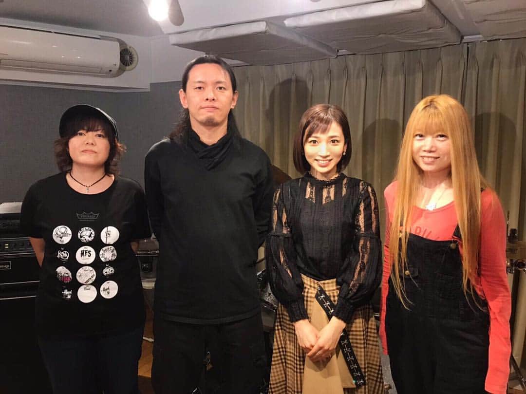 内田敦子さんのインスタグラム写真 - (内田敦子Instagram)「﻿ 今朝のOha!4で放送されましたが、﻿ ロックバンド打首獄門同好会の皆さんに﻿ インタビューさせて頂きました🙋﻿ ﻿ おどろおどろしいバンド名とは裏腹の﻿ 共感と笑いに溢れた歌詞がたまらなくて、﻿ キャッチーなメロディーとともに﻿ すごくクセになります😍﻿ ﻿ そして。﻿ 去年還暦を迎えたベースのjunkoさん‼︎﻿ 年齢も含めて、細かいことは気にせず、﻿ 好きなことをやっていく人生、﻿ めちゃくちゃかっこいいです😭💕﻿ ﻿ 他の人が気にするようなことも﻿ 「なんでそんなこと気にするの？って感じ」﻿ って仰った言葉が﻿ ものすごく心に刺さりました✨﻿ ﻿ ※インタビュー中にお腹がぎゅいーんと鳴ってしまい﻿ 申し訳ありませんでした🙇‍♀️笑﻿ ﻿ ﻿ ﻿ #oha4  #おはプラス #打首獄門同好会 #生活密着型ラウドロック #大澤敦史 さん #河本あす香 さん #junko さん」4月12日 16時25分 - atsuko_uchida1205