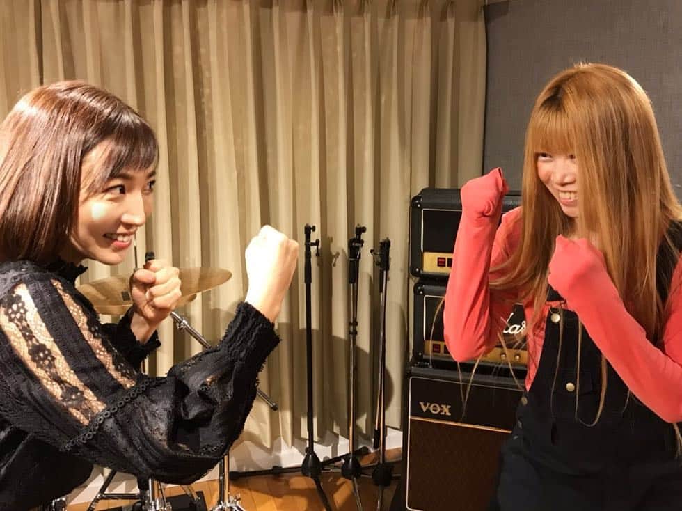内田敦子さんのインスタグラム写真 - (内田敦子Instagram)「﻿ 今朝のOha!4で放送されましたが、﻿ ロックバンド打首獄門同好会の皆さんに﻿ インタビューさせて頂きました🙋﻿ ﻿ おどろおどろしいバンド名とは裏腹の﻿ 共感と笑いに溢れた歌詞がたまらなくて、﻿ キャッチーなメロディーとともに﻿ すごくクセになります😍﻿ ﻿ そして。﻿ 去年還暦を迎えたベースのjunkoさん‼︎﻿ 年齢も含めて、細かいことは気にせず、﻿ 好きなことをやっていく人生、﻿ めちゃくちゃかっこいいです😭💕﻿ ﻿ 他の人が気にするようなことも﻿ 「なんでそんなこと気にするの？って感じ」﻿ って仰った言葉が﻿ ものすごく心に刺さりました✨﻿ ﻿ ※インタビュー中にお腹がぎゅいーんと鳴ってしまい﻿ 申し訳ありませんでした🙇‍♀️笑﻿ ﻿ ﻿ ﻿ #oha4  #おはプラス #打首獄門同好会 #生活密着型ラウドロック #大澤敦史 さん #河本あす香 さん #junko さん」4月12日 16時25分 - atsuko_uchida1205
