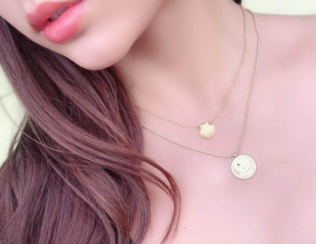 石田ニコルさんのインスタグラム写真 - (石田ニコルInstagram)「大好きなブランド @templeofthesunjewellery  のおにゅーネックレス💘  とてもお気に入り❤️ ハワイにいた時はこの２つをずっとつけてました🌞  いっこでも2連でもかわゆき❤️ #hawaii#templeofthesunjewellery」4月12日 16時35分 - nicole_ishida