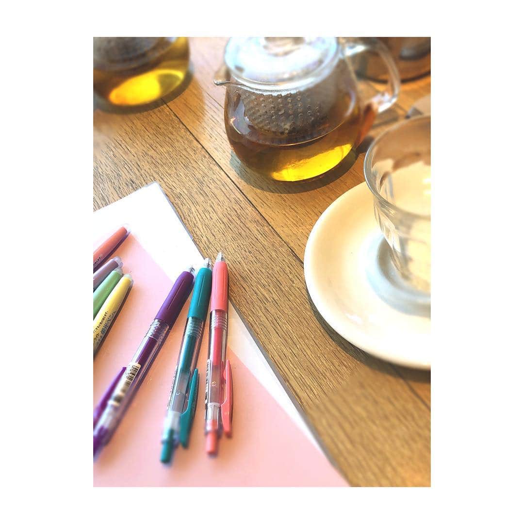 Rioのインスタグラム：「描き描きもぐもぐ！💖🍀✨ みなさんへの発表にむけて 毎日毎日奮闘しています！  週明けには皆さんに発表できそうです、、、😌✨ #rio#japan#jp#mix#love#happy#さむいねーーーー🤣#心はポカポカ」