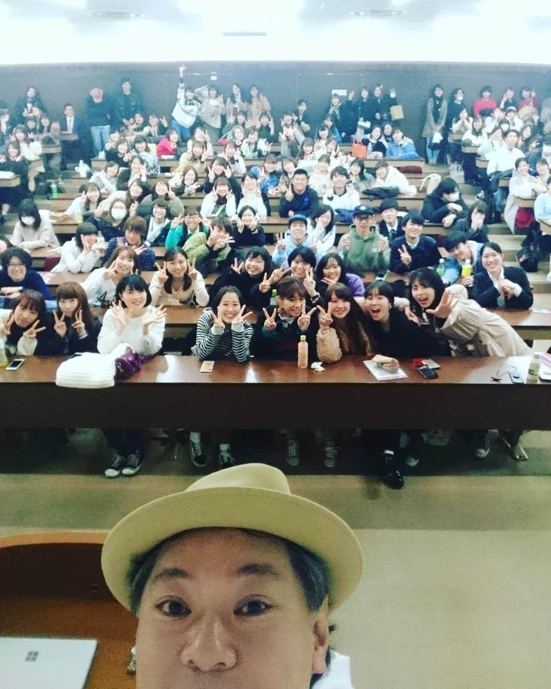 鈴木おさむさんのインスタグラム写真 - (鈴木おさむInstagram)「今日から明治学院大学で授業始まりました。文学部メディア芸術学科。164人+もぐり。毎週金曜日15時５分。一年がんばります。」4月12日 16時42分 - osamuchan_suzuki