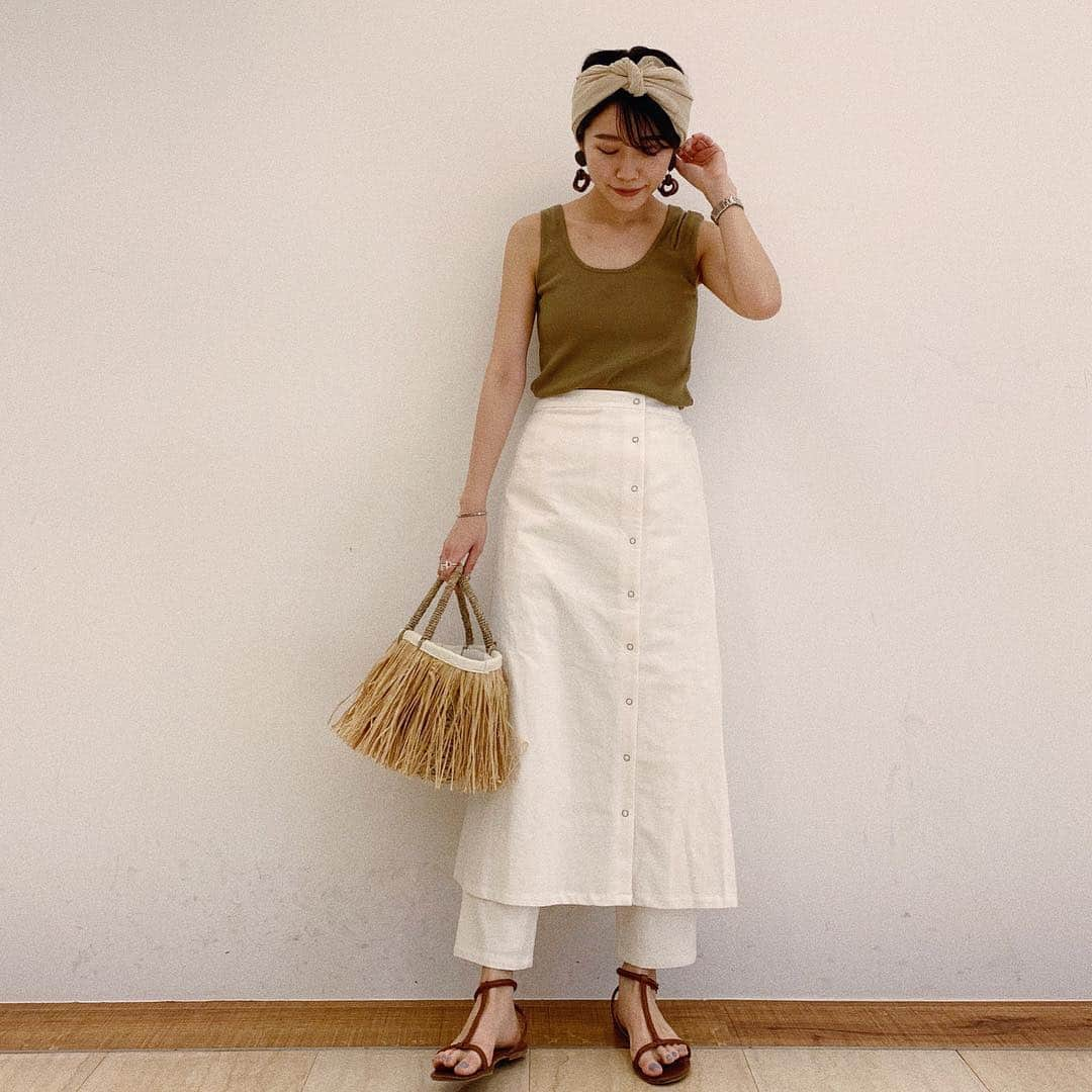 Ungrid staff snapさんのインスタグラム写真 - (Ungrid staff snapInstagram)「. "仙台パルコ店 @shop_ungrid_ayaka 164cm" . 着るだけでオシャレなラップスカートコンビパンツは シンプルなトップス合わせで 落ち着いたスタイリングが👍🏻✨✨ ターバンをワンポイントに持って来ればリゾートにも🏝 . #ショルダーデザインタンクトップ オリーブ ¥4,320(tax in) . #ラップスカートコンビパンツ オフホワイト Size ¥15,120(tax in) . @ungrid_staffsnap #TOPページURLよりチェック✔︎ . #ungrid #ungrid_staffsnap #code #styling #staff #spring #summer #スタッフ #コーデ #スタイリング #デザインタンク #ラップスカート」4月12日 16時44分 - ungrid_staffsnap