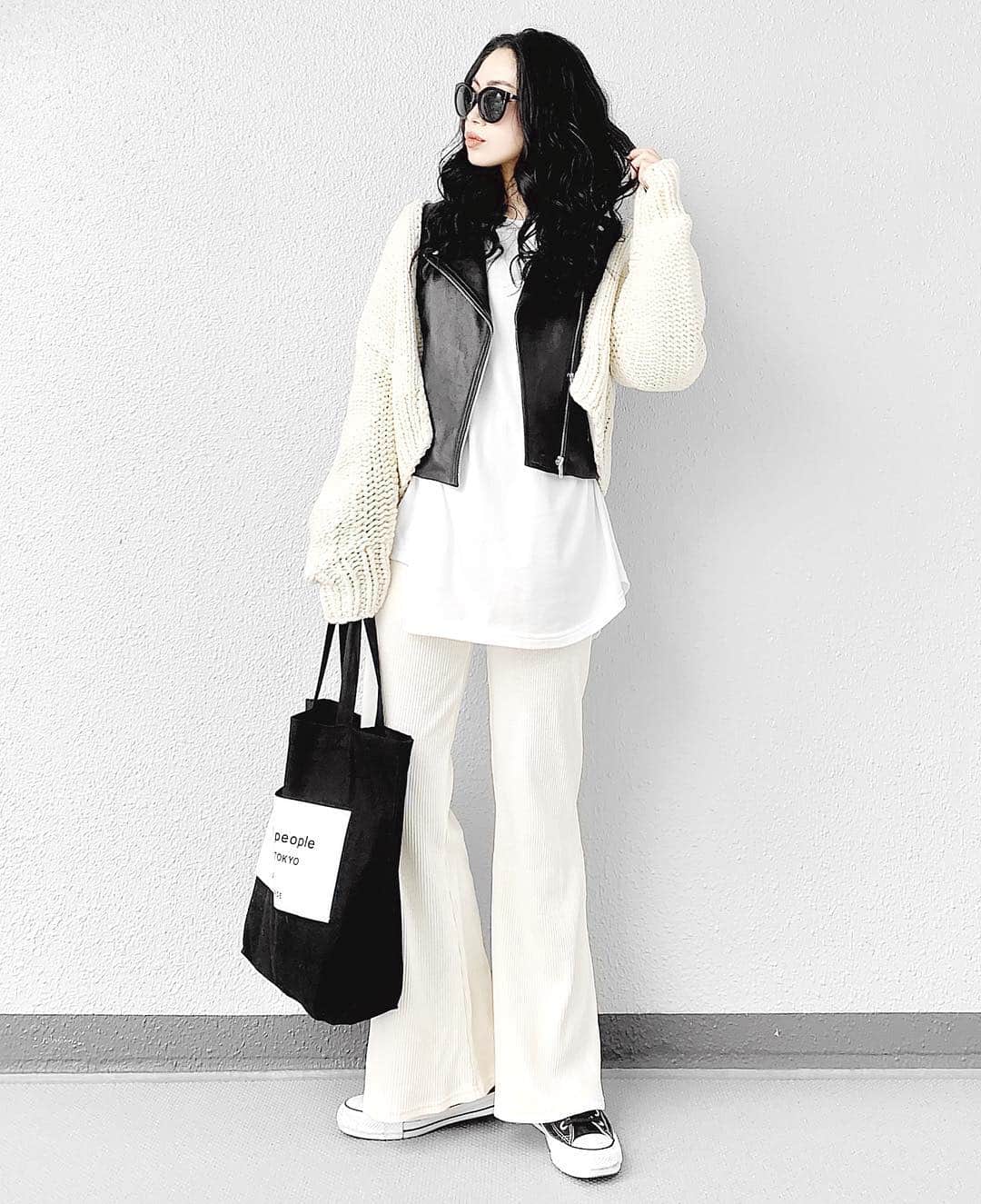 lve_xxxxのインスタグラム：「.﻿ .﻿ まだまだ寒い😵❄️﻿ はよ、春服着て出かけたいよ。﻿ ﻿ このまま一気に夏なったらどーしよ。﻿ #春服控えてます﻿ ﻿ 寒すぎてライダーに﻿ @akte_official のハンドニットガウン﻿ レイヤード🙆‍♀️﻿ ﻿ @cotorica.official のリブパンツ ﻿ ノンストレス楽チンで﻿ かなり、使えるやーつー💯﻿ ﻿ 今夜歯医者🦷や。﻿ 親不知いつ抜くんだろ？🤭﻿ ﻿ －－－－－－－－－－－－－－－－－－﻿﻿﻿﻿﻿﻿﻿﻿﻿﻿﻿﻿﻿﻿﻿﻿﻿﻿﻿ ﻿﻿﻿﻿﻿﻿﻿﻿﻿﻿﻿﻿﻿﻿﻿﻿﻿﻿﻿ item詳細(ブランド・サイズ等)に﻿﻿﻿ 関しましては﻿﻿﻿﻿﻿﻿﻿﻿﻿﻿﻿【WEAR】を﻿﻿﻿ ご参照くださいませ🙇‍♀️♡﻿﻿﻿﻿﻿﻿﻿﻿﻿﻿﻿﻿﻿﻿ ﻿﻿﻿ プロフのURLより飛んで頂けます✈︎﻿﻿﻿﻿﻿﻿﻿﻿﻿﻿﻿﻿﻿﻿﻿﻿﻿ ﻿﻿﻿ －－－－－－－－－－－－－－－－－－﻿﻿﻿ ﻿﻿」
