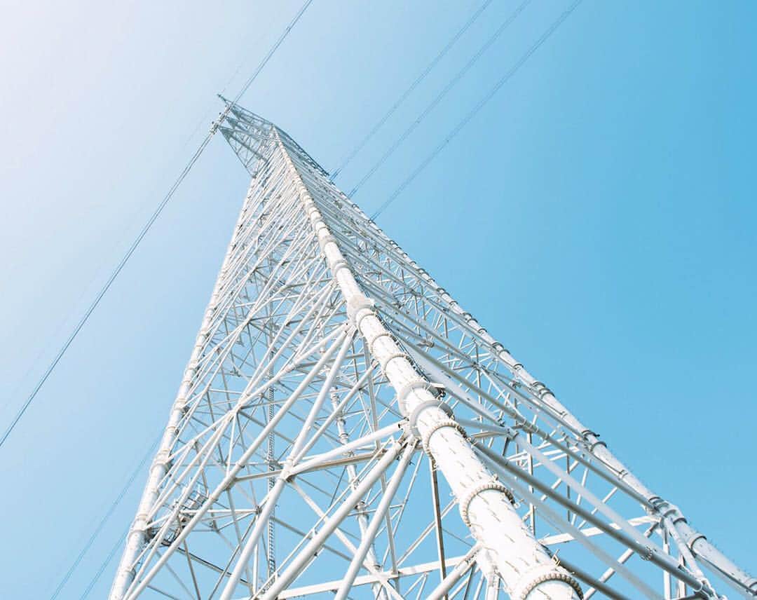 九州電力さんのインスタグラム写真 - (九州電力Instagram)「九州で最も高い鉄塔「苓北火力線の送電鉄塔」⚡ 地上からの高さは195mもあり、一般的な鉄塔の約5倍の高さがあります。 . . #九州電力 #kyuden #九電 #九州の灯り #電気 #送電鉄塔 #鉄塔 #鉄塔のある風景 #鉄塔の会 #鉄塔倶楽部 #送電線 #鉄分補給隊 #鉄塔萌え #風景写真 #奥行き同盟 #pylon #pylongram #steeltower #transmissiontower #カメラ好きな人繋がりたい #熊本県 #kumamoto #熊本カメラ部 #熊本写真部 #九州ぐらむ #ファインダー越しの私の世界 #九州旅行 #九州 #kyushu #九州愛」4月12日 17時06分 - kyuden_official