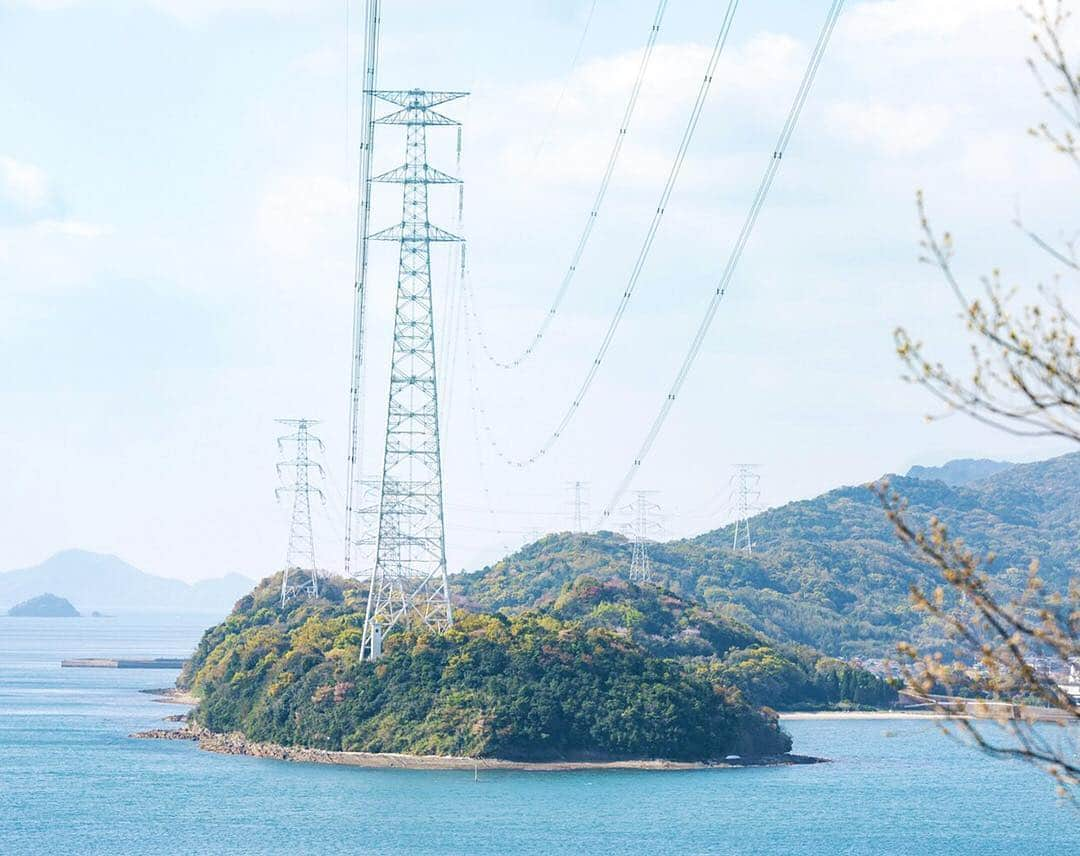 九州電力さんのインスタグラム写真 - (九州電力Instagram)「九州で最も高い鉄塔「苓北火力線の送電鉄塔」⚡ 地上からの高さは195mもあり、一般的な鉄塔の約5倍の高さがあります。 . . #九州電力 #kyuden #九電 #九州の灯り #電気 #送電鉄塔 #鉄塔 #鉄塔のある風景 #鉄塔の会 #鉄塔倶楽部 #送電線 #鉄分補給隊 #鉄塔萌え #風景写真 #奥行き同盟 #pylon #pylongram #steeltower #transmissiontower #カメラ好きな人繋がりたい #熊本県 #kumamoto #熊本カメラ部 #熊本写真部 #九州ぐらむ #ファインダー越しの私の世界 #九州旅行 #九州 #kyushu #九州愛」4月12日 17時06分 - kyuden_official