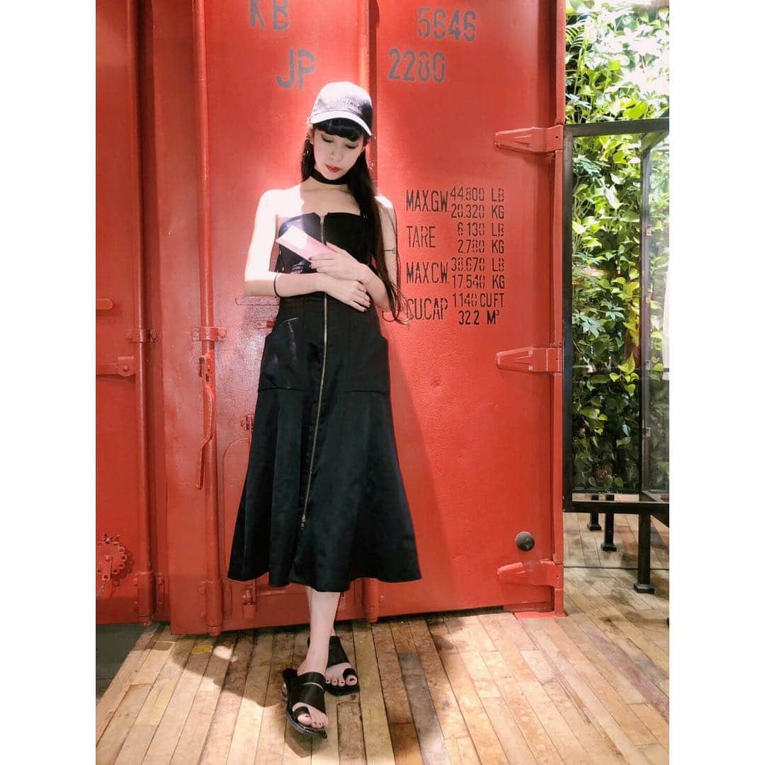 中川ジュリアのインスタグラム：「@murua_official のコルセット、ベアトップにしたらワンピースになった✌️サンダルも」