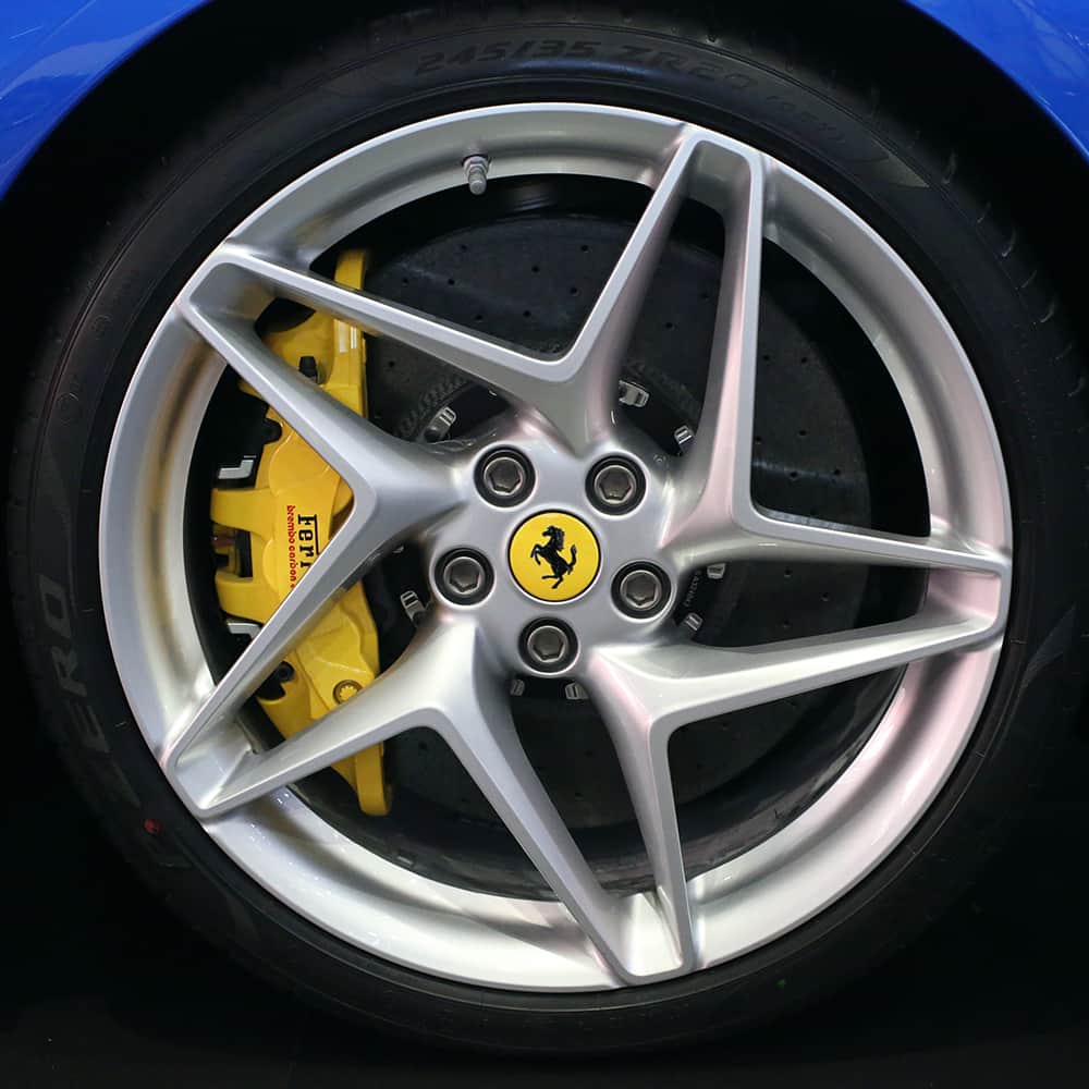 フェラーリさんのインスタグラム写真 - (フェラーリInstagram)「#FerrariF8Tributo: ready, set, ride with the newest addition to the Prancing Horse family. Starburst rims and sleek lines make for some of the most distinctive stylistic motifs in #Ferrari mid-rear engined V8 history. #Details #ItalianDesign」4月12日 17時00分 - ferrari
