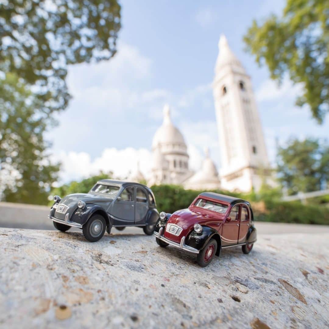 Citroënさんのインスタグラム写真 - (CitroënInstagram)「A huge tribute to our history: the monumental 2CV in miniature. Get yours at lifestyle.citroen.com. 📸 by @discret」4月12日 17時00分 - citroen