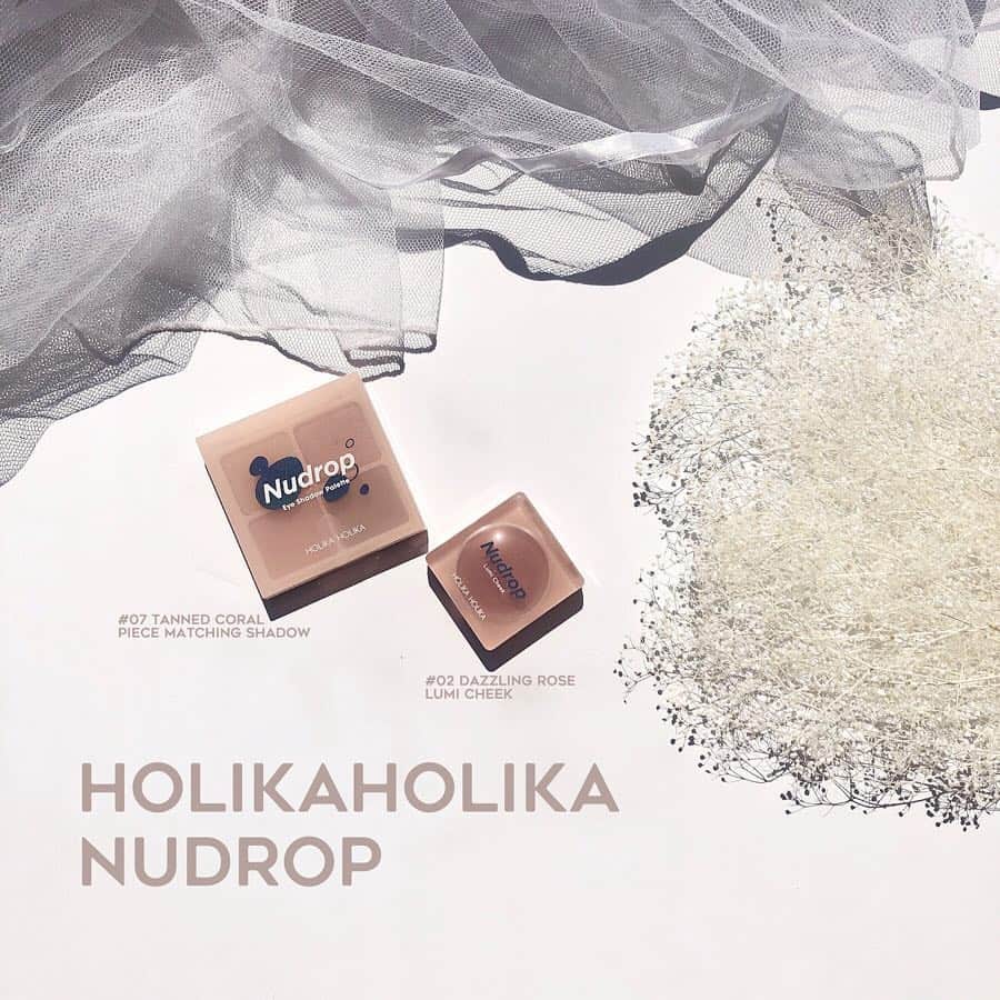 ハルハルさんのインスタグラム写真 - (ハルハルInstagram)「韓国🇰🇷コスメ #HOLIKAHOLIKA から新商品✨﻿ かわいすぎるのでみなさん注目です👍🏻💕﻿ ﻿ あんにょんはせよ🙇‍♂️おつぐです🙋🏻‍♀️❤️﻿ 今日はMOMOLANDのナンシーちゃんがイメージモデルを﻿ 務めている「HOLIKAHOLIKA」から新発売した #Nudrop (ヌードロップ)のコスメをご紹介します🤭💕﻿ ﻿ ﻿ #piecematchingshadowpalette﻿ 07 #tannedcoral ﻿ 13000ウォン(約1300円)﻿ 春夏🌷🌻のトレンディカラーであるヌードカラーを使用したシャドウパレット💛﻿ ベースからポイントまで全部が一つになったパレットだから完璧な目を演出できちゃう🤭✨﻿ そしてなによりも発色がGood👍🏻﻿ カラー持続力も抜群なので1日中化粧崩れの心配なさそう🙆🏻‍♀️❤️﻿ ﻿ #lumicheek﻿ 02 #rose﻿ 9500ウォン(約950円)﻿ クリームのように柔らかく、肌に潤しく密着💕﻿ 東洋人のスキントーンに最適化した色で、まるで自分の肌のように自然に演出をしてくれちゃうよ👍🏻❤️﻿ パールが含まれていて、塗ると透明なツヤが🤭✨﻿ ﻿ 本当にアイシャドウの発色が良き😭これからの季節にぴったりだし、リピーターになりそう👍🏻❤️﻿ チークもリップ&チーク！？って思ってしまうくらい潤いたっぷり！！﻿ パールが入ってるからハイライト効果もあるんじゃないかと思うくらいツヤが出るよ✨﻿ ﻿ みなさんもぜひ使ってみてはいかがですか？❤️﻿ ﻿ ﻿ ﻿ -------------------------------------------﻿﻿﻿﻿﻿﻿﻿﻿ ﻿ #ハルスタ やハルハルをタグ付けしていただくと、﻿ ハルハルの記事やInstagramに投稿させていただく場合がございます💐 ﻿﻿﻿﻿﻿﻿﻿﻿ #하루스타 #하루하루 를 태그 하시면﻿ 하루하루의 기사와 인스타그램에서 사용할 가능성이 있습니다💐﻿ ﻿ -------------------------------------------﻿﻿﻿﻿﻿﻿﻿﻿ ﻿ ﻿ ﻿ ﻿ ﻿ #🇰🇷#홀리카홀리카  #화장품 #아이섀도우 #치크 #누드롭 #누드롭컬렉션 #holikaholika #eyeshadow #cheek #nudrop  #ホリカホリカ #アイシャドウ #アイシャドウパレット #チーク #コスメ #韓国女子 #韓国購入品 #ハルハルの渡韓日記 #韓国情報 #渡韓 #韓国旅行﻿ ﻿ ﻿」4月12日 17時01分 - haruharu_furyu