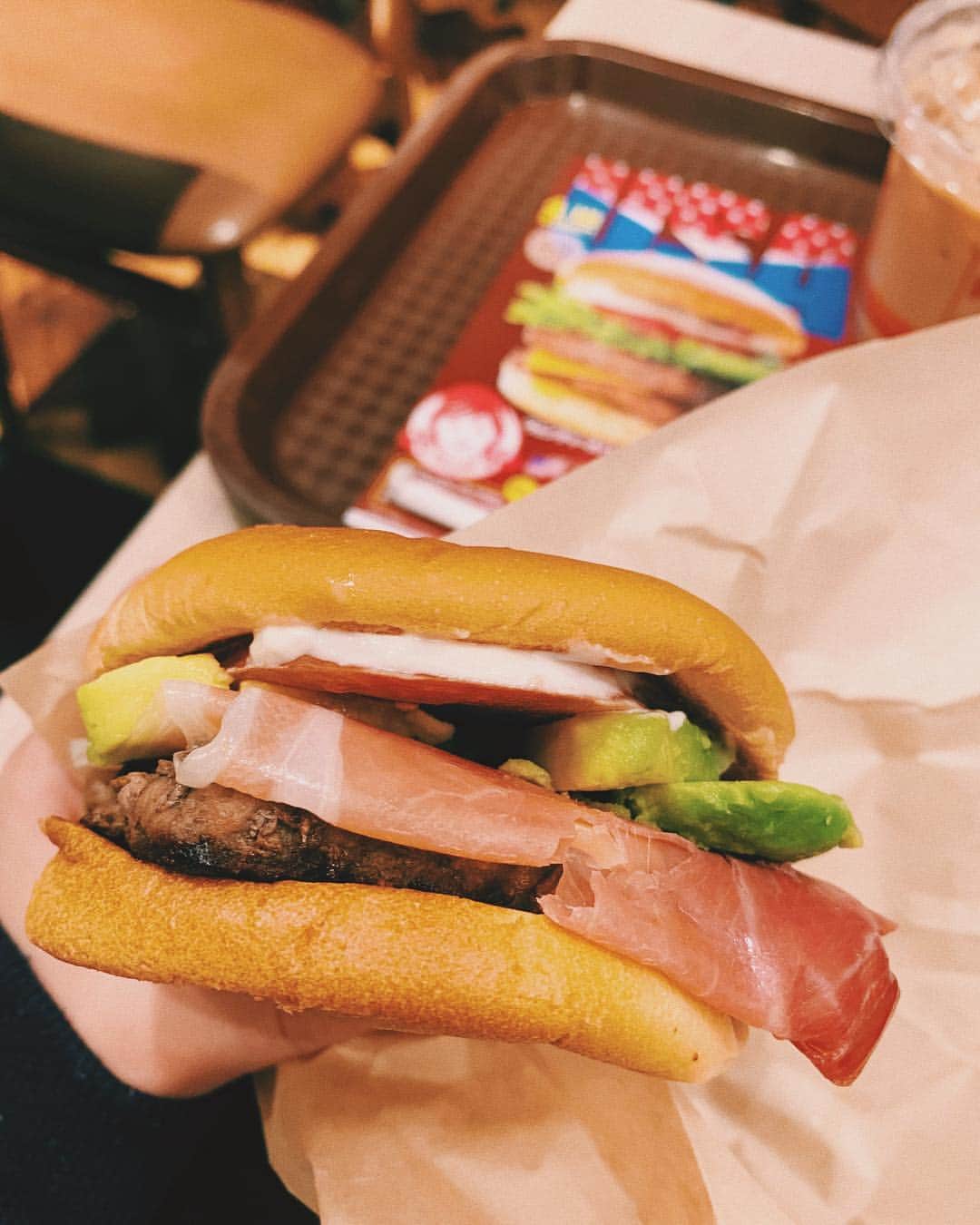 長澤佑香さんのインスタグラム写真 - (長澤佑香Instagram)「‎⋆ #アボガド生ハムモッツァレラバーガー とか言う めっちゃ魅力的なハンバーガーを超特急で食べて 次の現場に！！！！ あああ美味しかった！！！！🥳🥳🥳 ‎⋆ ‎⋆ #ハンバーガー #早食い #良くない #仕方ない #アボガド #生ハム #モッツァレラ #組み合わせが神 #hamburger #instafood #selfie #셀카 #셀피#막스타그램 #먹고싶다 #잘먹겠습니다」4月12日 17時09分 - ykngsw