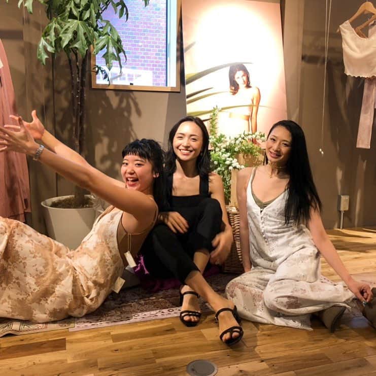DJ JUICYのインスタグラム：「@styleboatmarket 展示会へ行ってきました🙋🏻‍♀️✨ 普段着も可能なヨガウェア🧘‍♀️ どれも可愛いくて着心地良かった😍✨ 元気いっぱいで面白い😆ヨガインストラクターの@haru_yoga と💛 インストラクターと、ママでモデルの @satomiakane と🧡 📸📸📸✨ 楽しい時間でした😊😊😊✨ 私は、まだヨガ初心者ですが🧘‍♀️ お洋服も可愛い方がヨガしててテンション上がる⤴️💓 届くの楽しみ🤗✨ #ヨガ #ヨガウェア  #styleboatmarket」