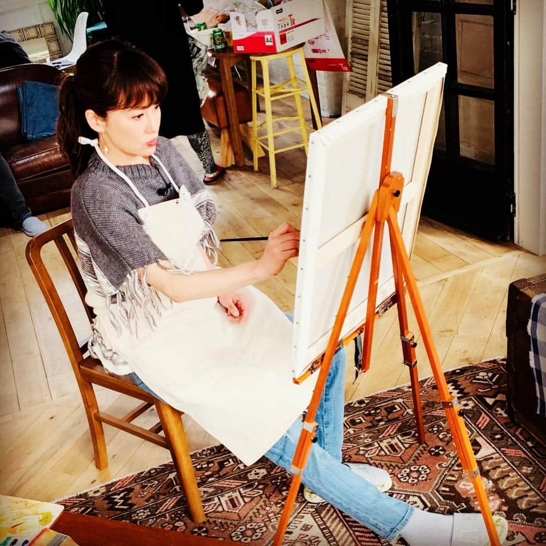 鈴木砂羽さんのインスタグラム写真 - (鈴木砂羽Instagram)「近頃描いてる。 ちょっとしか行ってないけど（爆）、、、 受験〜女子美術短期大学時代を思い出してきました🎨 一度やり出すと止まらない性分でして、、、😉 でも楽しい。 楽しいのが一番だと思うのよ😺  #絵画  #美術部 #美術女子 #デッサン #モチーフ 悩む #初挑戦 が多いなー でも #ちゃんとドラマも撮ってるよ！！😙」4月12日 17時19分 - bombon_sawa
