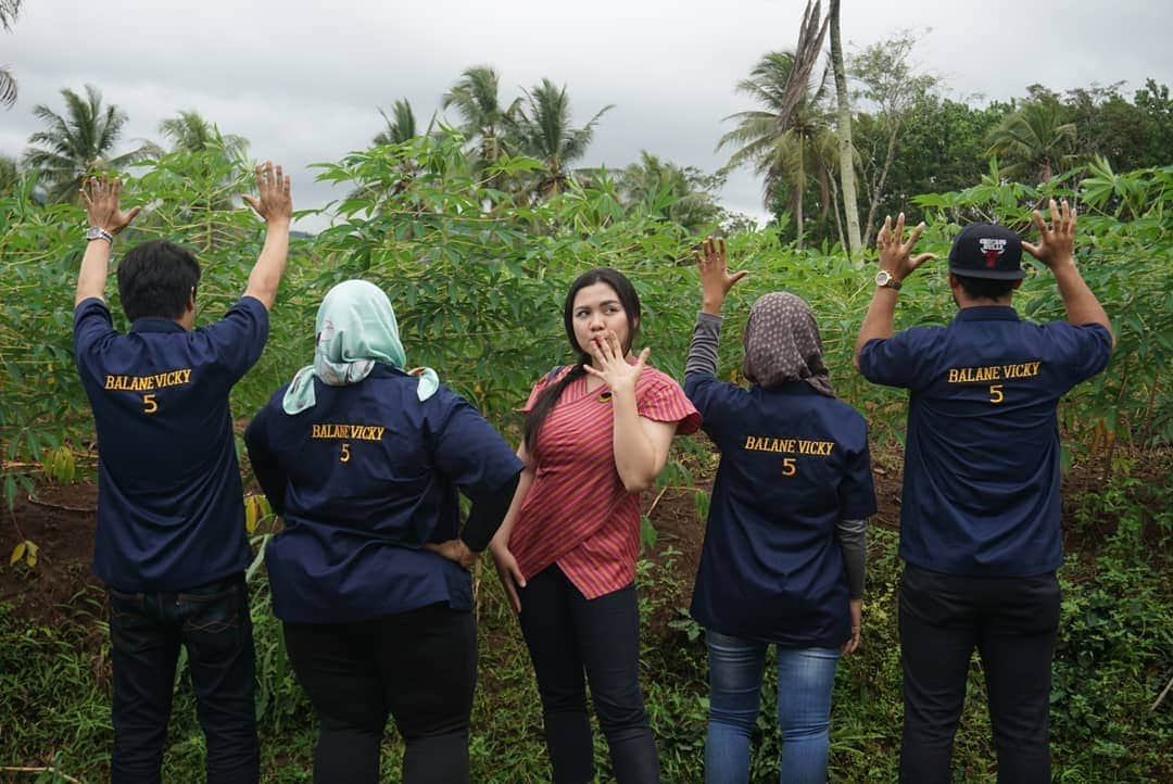 Vicky Shuさんのインスタグラム写真 - (Vicky ShuInstagram)「Blusukan, blusukan,  blusukan.  Modal saya adalah hati dan niat yang ikhlas bersilaturahmi dengan masyarakat.  #dapiljateng8 #cilacap #banyumas #ajakelalenmalima #nomorlima #nasdem」4月12日 17時22分 - vickyshu