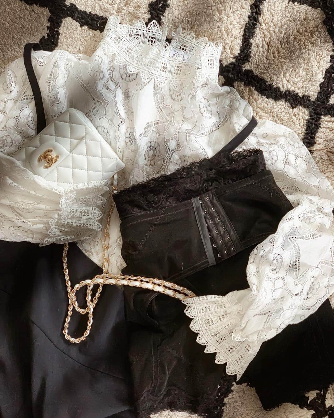 Yukicoさんのインスタグラム写真 - (YukicoInstagram)「✿𓂂𐬹⁎ . なんとなく寒いのが 春❀︎𓂂𐬹 .  春のコーデは アウターで身を守り アウターを脱いだとき サマになるコーデが◎ ・ ・ そして コーデの下は ひっそり防寒も兼ねて ちゃっかり矯正♡ ゆるっとコーデは 特に身体の引き締めが大切♡ 美容は こっそりが合言葉🙌🏻 今日もおつかれさまでした♡」4月12日 17時33分 - yukicolifecom