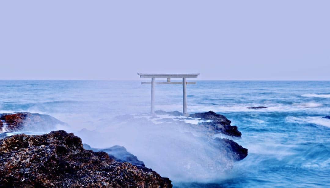 Yota Towatariのインスタグラム：「厳かな海岸  #photo #photographer #photooftheday #beautiful #beautifulphoto #sea #ocean #wave #sky #blue #divine #torii #toriigate #god #kamiisonotorii #oaraibeach #oarai #ibaraki #japan #地平線シリーズ」