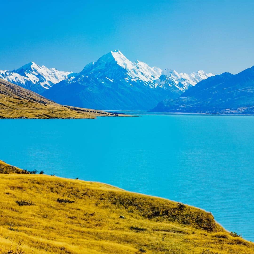 ANAさんのインスタグラム写真 - (ANAInstagram)「ずっと眺めていたい景色💙  #anaタビキブン #ニュージーランド #プカキ湖 #マウントクック #風景写真 #絶景 #神秘の湖 #海外旅行 #旅行 #ミルキーブルー #美しい #湖 #青い空 #ブルーの世界 #newzealand #lakepukaki #mountcook #travel #trip #beautiful #bluesky #milkyblue  旅の思い出は「#anaタビキブン」をつけて投稿してね⭐️インスタやANAの各メディアでご紹介していきます✈️」4月12日 17時24分 - ana.japan