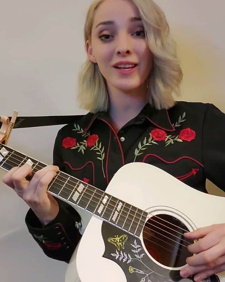 エマ・デュモンのインスタグラム：「❤❤❤」