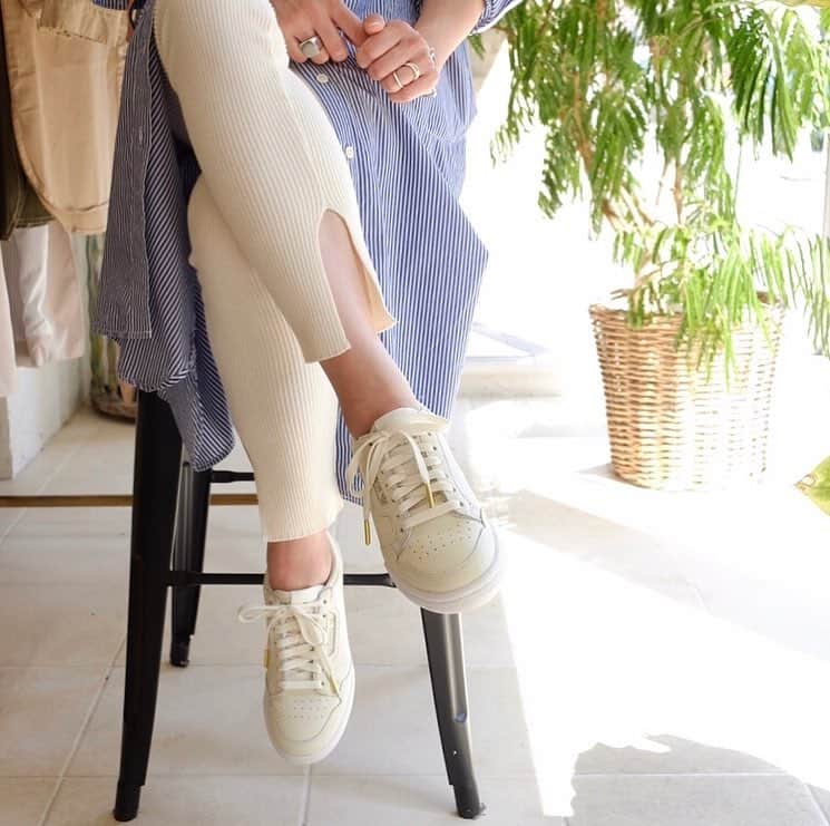 Keikooooooのインスタグラム：「New sneaker👟 ✔︎adidas別注のCONTINENTAL80 いつもと違う重めスニーカー レトロな雰囲気が可愛い♡ゴールドとレザーの質感がモードな感じもしてスキ♡ . . #アディダスコンチネンタル80別注 #edifice #iena #sneaker#スニーカー @edifice.jp @iena_jp」