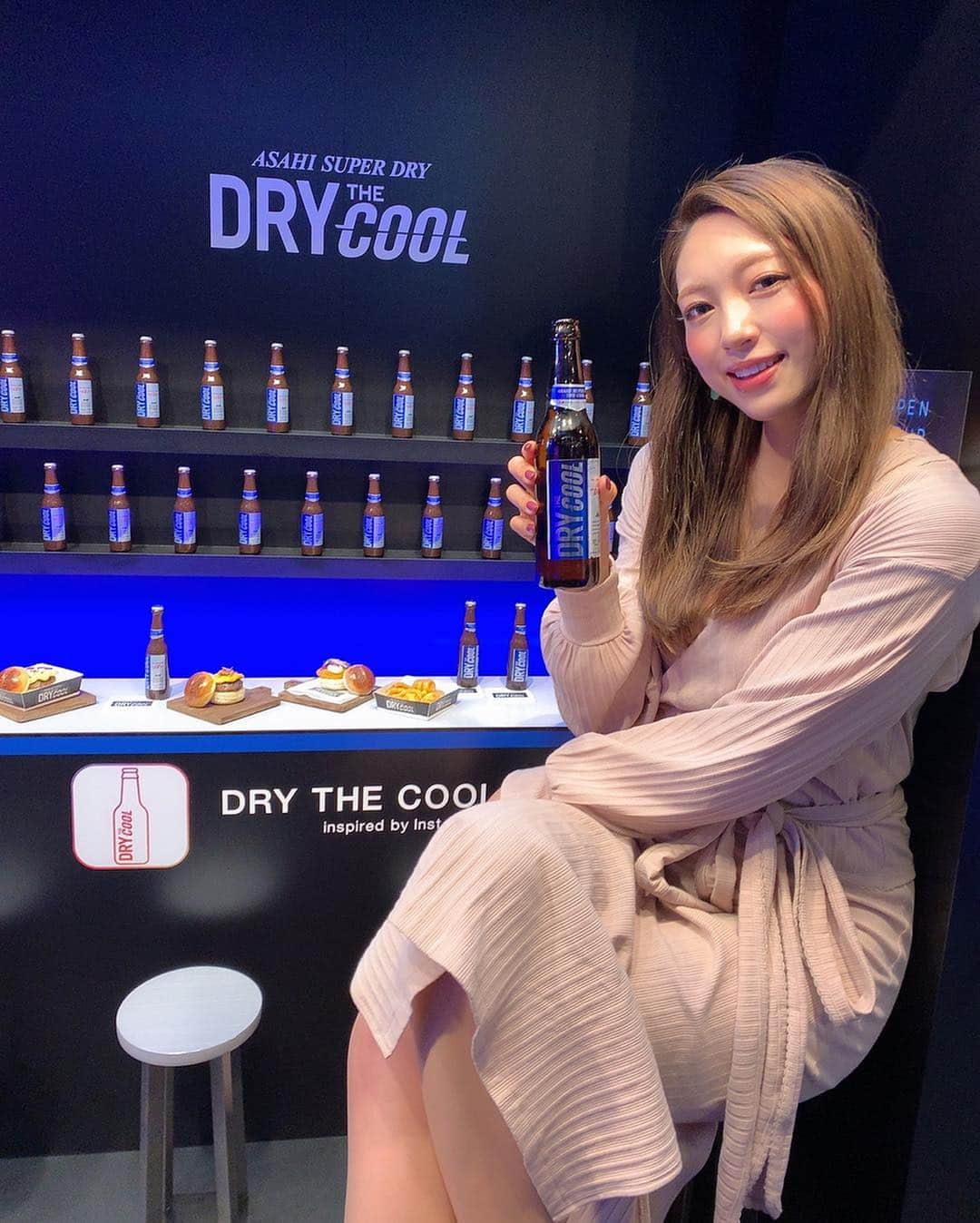唯可（yuika）さんのインスタグラム写真 - (唯可（yuika）Instagram)「* 暖かくなるにつれて飲みたくなるよね🍺 アサヒの新商品「DRY THE COOL」のポップアップストア 「DRY THR COOL BAR inspired by Instagram」にみんなで行ってきたよ👯‍♀️🧡店内は「Instagram」の世界観をテーマにしているんだって🌎可愛いミニハンバーガーやポテトがあったり🤭ビール×カルピスのドリンクもあってとっても美味しかった🧡体験型のミニブースもあったりで楽しかったな〜💫 表参道のベーカリーカフェ426にて 4/12（金）～6/30（日）まで開催中だよ🍔 是非みんなも行ってみてね🍺✨ * * * #drythecool#drythecoolbar#inspiredbyInstagram#Instagram#openyourstyle#beerstagram#beer#superdry#beergirl#beerlovers#PR #アサヒビール#ドライザクール#ドライザクールバー#インスタグラム #インスタ映え #表参道#原宿#スーパードライ#ビアスタグラム #ビール部 #ビール女子 #ビール好きと繋がりたい @drythecool_bar」4月12日 17時27分 - yu.i.k.a