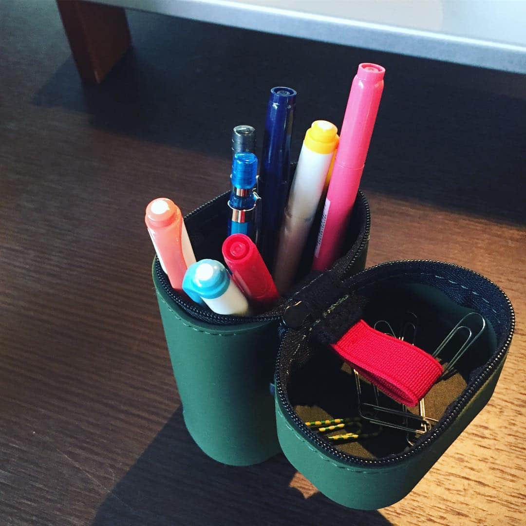 リヒトラブ 公式さんのインスタグラム写真 - (リヒトラブ 公式Instagram)「. フタ部分に磁石が入ったスタンドペンケース、ペンを約20本収容することができます。フタの内部をクリップケースとして使ったり、スチール面に貼り付けたりと使い方は自由自在です。 . ALTNA Stand Pen Case The lid is magnetized, so you can use the inside as clip case or can put the pencil case onto steel wall. About 20 pens can be stored. . #スタンドペンケース #standpencase #altna #オルトナ #lihitlab #リヒトラブ」4月12日 17時28分 - lihitlab._official