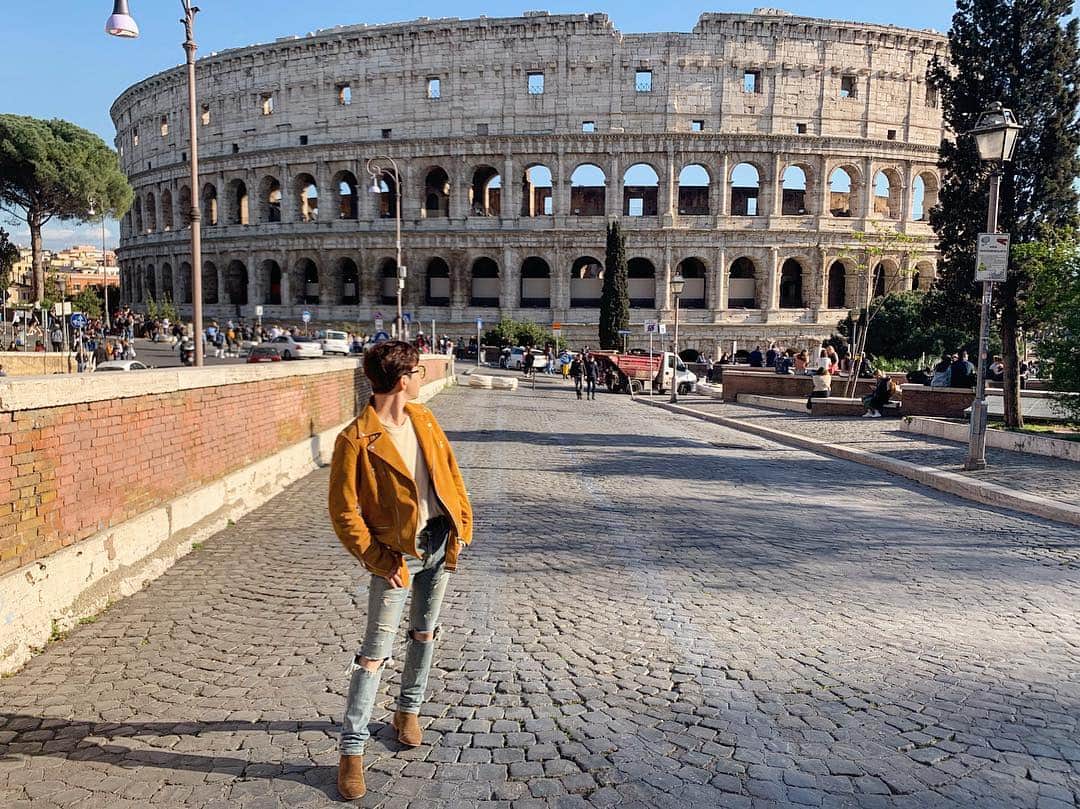 DINDINさんのインスタグラム写真 - (DINDINInstagram)「왜 옷이 똑같고 왜 제가 계속 로마에만 있나 궁금하실 텐데... 사실 지금 밀라노이고 이제 베네치아로 떠나요;; 근데 첫날 인생 샷 찍으려고 너무 열심히 돌아다니면서 사진만 찍었더니 지쳤어요......ㅎㅎ 눈으로 담는 여행 중 🇮🇹 #딘딘 #이탈리아여행기 #첫날사진찍는거에지침 #눈으로담는중 #베네치아 #알베형이맛집리스트보내줌 #고마워형❤️」4月12日 17時28分 - dindinem