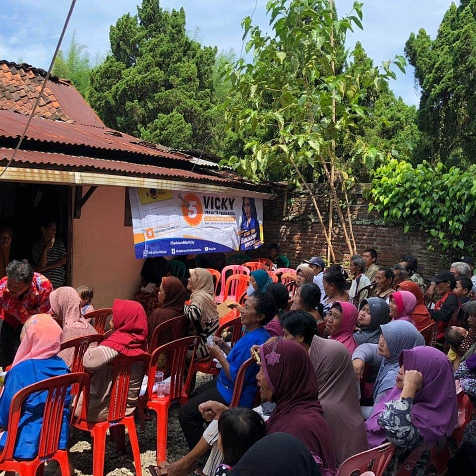 Vicky Shuさんのインスタグラム写真 - (Vicky ShuInstagram)「Blusukan blusukan dan masih ada ribuan foto perjalanan saya selama kurang lebih 7 bulan ini.  #dapiljateng8 #cilacap #banyumas #ajakelalenmalima #nomorlima #nasdem」4月12日 17時41分 - vickyshu