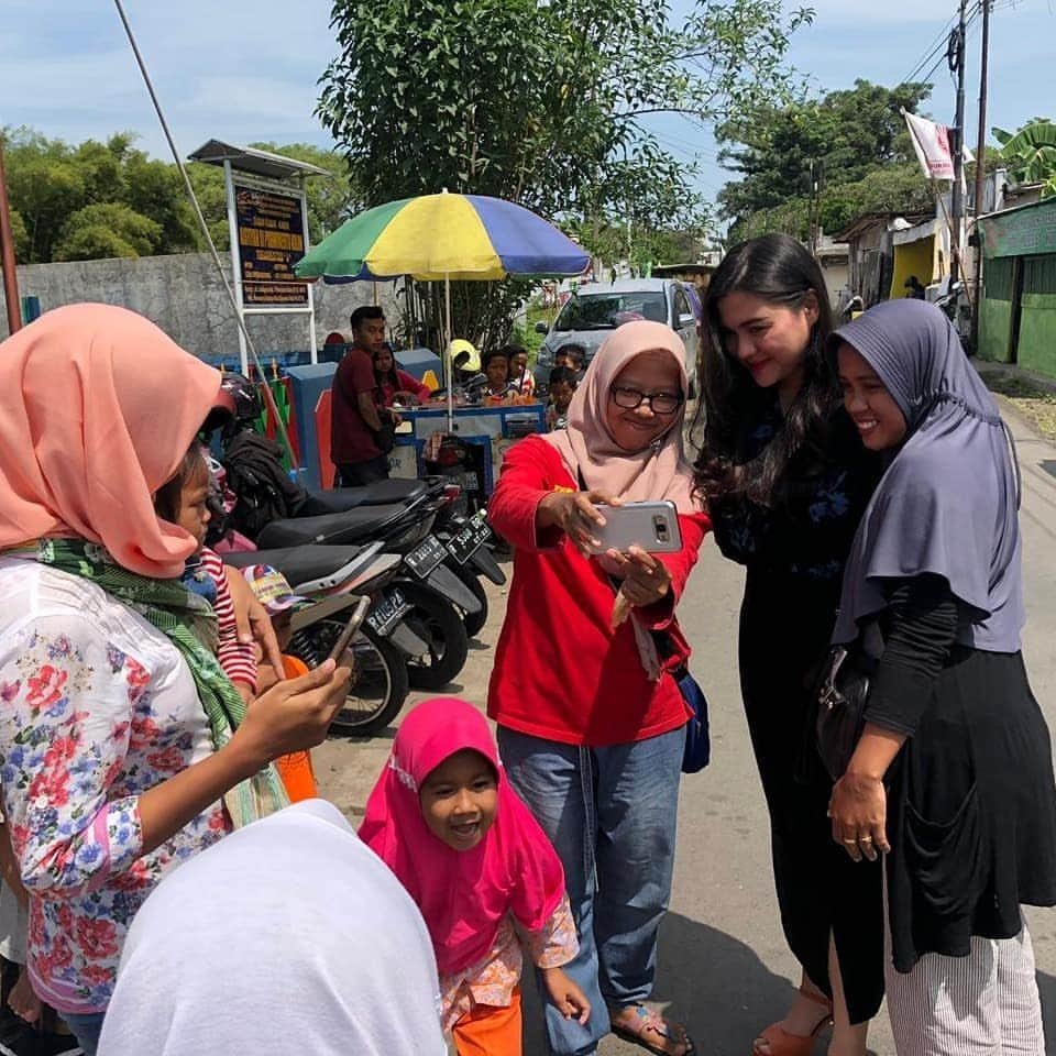 Vicky Shuさんのインスタグラム写真 - (Vicky ShuInstagram)「Blusukan blusukan dan masih ada ribuan foto perjalanan saya selama kurang lebih 7 bulan ini.  #dapiljateng8 #cilacap #banyumas #ajakelalenmalima #nomorlima #nasdem」4月12日 17時41分 - vickyshu