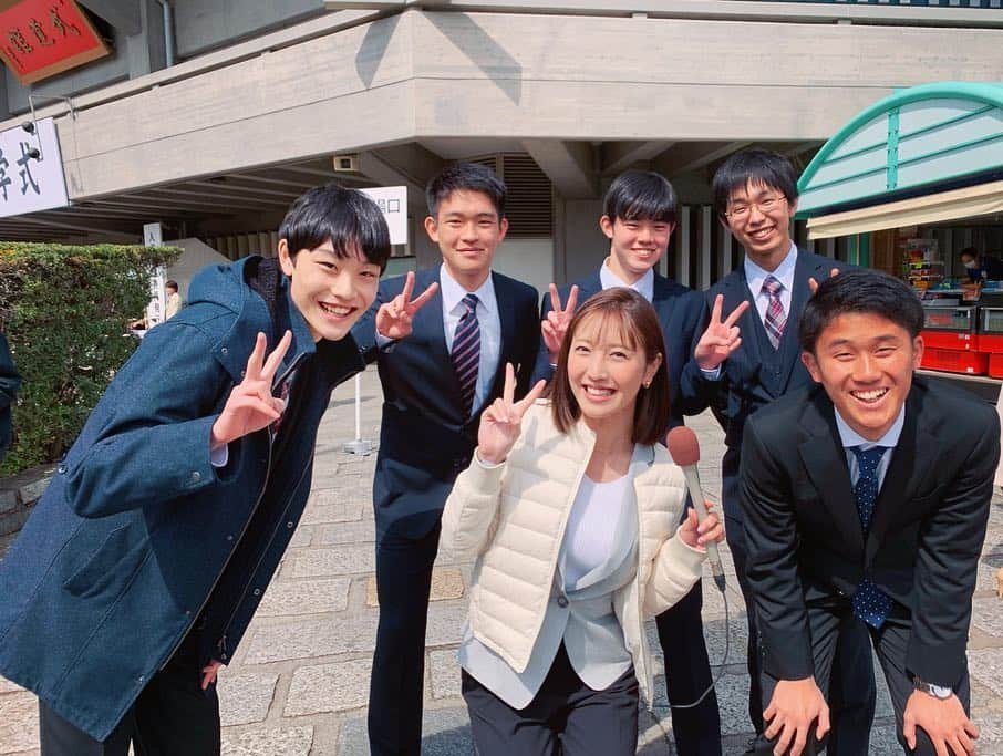 小澤陽子さんのインスタグラム写真 - (小澤陽子Instagram)「at work☻  入学式で、キラキラした姿の 東京大学〝令和１年生〟🌸✨. . 昭和 ➠ 平成 ➠ 令和。 . . 『令和』になる年に入学のお子さんと 『昭和』に大学生だったお父さんお母さんに 時代の違いを聞きました！🎤 . .  #LiveNewsit #ライブニュースイット #東京大学 #東大 #令和１年生 #入学式 #OMEDETO☻ #東大生もみんな #全力脱力タイムズ #見てくれているそう！ #嬉しい👓✨」4月12日 17時37分 - yoko.ozawa729