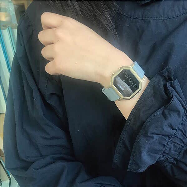 TiCTACさんのインスタグラム写真 - (TiCTACInstagram)「「NIXON」¥17,000+tax  サーフポイントの潮汐情報が確認できるタイドグラフ付き、10気圧防水の“サイレン”シリーズ。さらりと水を弾くソフトシリコンバンドは着け心地抜群。シックなこのカラーはTiCTACの35周年を記念した国内独占販売カラー。海でも街でも、活躍間違いなしの一点です。TiCTACオンラインストアでもお求めいただけます。 ・ #nixonwatch  #ニクソン  #ニクソン時計 #tictac #watch #チックタック #時計 #腕時計 #オトナ女子  #オトナ女子コーデ  #大人女子コーデ  #ボーイフレンドウォッチ  #ボーイな女 #私の定番 #サーフガール #サーフ女子 #サーフスタイル #サーフィン女子 #ビーチガール #ビーチスタイル #ネイルと時計 #手元 #手元くら部  #手元倶楽部  #手元コーデ #おしゃれな人は手元がすてき #手元のおしゃれ #腕時計コーデ」4月12日 17時49分 - tictac_press
