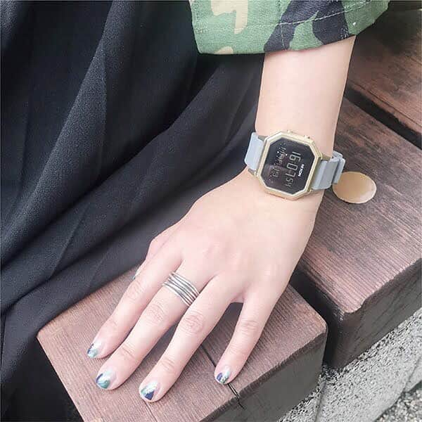 TiCTACさんのインスタグラム写真 - (TiCTACInstagram)「「NIXON」¥17,000+tax  サーフポイントの潮汐情報が確認できるタイドグラフ付き、10気圧防水の“サイレン”シリーズ。さらりと水を弾くソフトシリコンバンドは着け心地抜群。シックなこのカラーはTiCTACの35周年を記念した国内独占販売カラー。海でも街でも、活躍間違いなしの一点です。TiCTACオンラインストアでもお求めいただけます。 ・ #nixonwatch  #ニクソン  #ニクソン時計 #tictac #watch #チックタック #時計 #腕時計 #オトナ女子  #オトナ女子コーデ  #大人女子コーデ  #ボーイフレンドウォッチ  #ボーイな女 #私の定番 #サーフガール #サーフ女子 #サーフスタイル #サーフィン女子 #ビーチガール #ビーチスタイル #ネイルと時計 #手元 #手元くら部  #手元倶楽部  #手元コーデ #おしゃれな人は手元がすてき #手元のおしゃれ #腕時計コーデ」4月12日 17時49分 - tictac_press