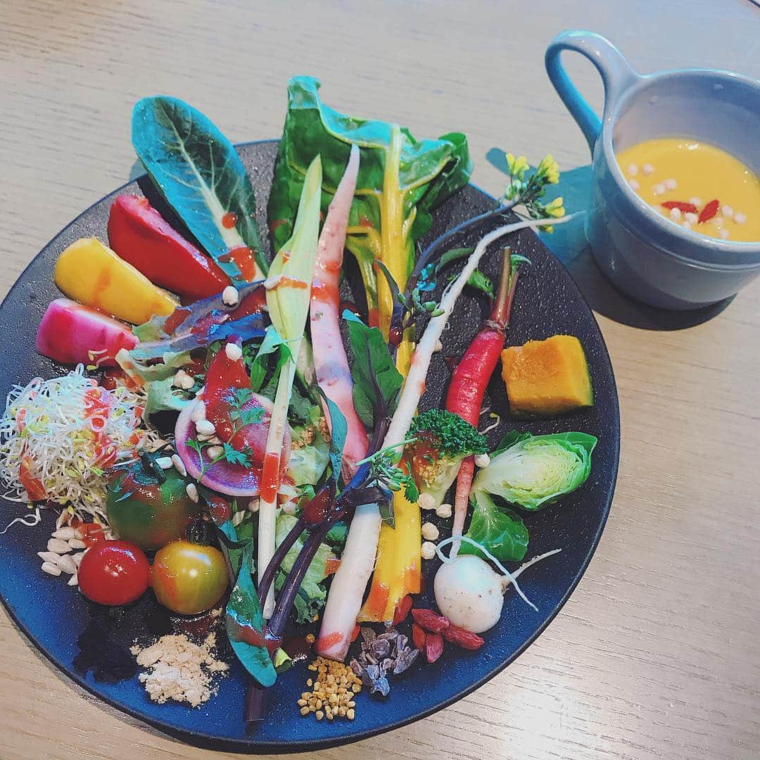 小野寺結衣さんのインスタグラム写真 - (小野寺結衣Instagram)「・﻿ 🥕🥔🌽🥒🍆🍅🥕🥦🥑🍅﻿ ﻿ ﻿ (ちょっと前のだけど)﻿ 野菜たーっぷり大好きなコスメキッチン﻿ withいくらちゃん。﻿ ﻿ 結婚式でたまたま同じテーブルで﻿ はじめましてだったけど﻿ 話してみたら共通の友達もいたりして﻿ ランチすることに🤗💓﻿ ﻿ ﻿ 小学生の頃から天てれで見てたから﻿ 私は一方的に知ってたけど、まさか﻿ 大人になってからこうして会うとは‥🌸！﻿ ﻿ 可愛くて面白くて癒し系で﻿ 話が止まらなかったー😂💚﻿ ﻿ ﻿ 早くまた会いたいなー🐰🍬﻿ ﻿ ﻿ ﻿ #いくらちゃん こと #伊倉愛美﻿ #cosmekitchenadaptation #表参道 ﻿ 2週連続で行ったので写真は２日分。笑﻿ #天才てれびくん 大好きだったなぁ。﻿ #天てれ戦士 になりたいって母によく言ってた﻿ #季節の変わり目で体調崩しがち 😷﻿ #皆さんもお気をつけ下さい﻿」4月12日 17時58分 - yui_onodera0831