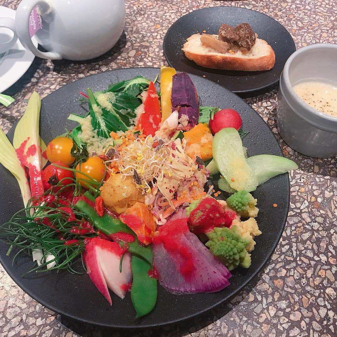 小野寺結衣さんのインスタグラム写真 - (小野寺結衣Instagram)「・﻿ 🥕🥔🌽🥒🍆🍅🥕🥦🥑🍅﻿ ﻿ ﻿ (ちょっと前のだけど)﻿ 野菜たーっぷり大好きなコスメキッチン﻿ withいくらちゃん。﻿ ﻿ 結婚式でたまたま同じテーブルで﻿ はじめましてだったけど﻿ 話してみたら共通の友達もいたりして﻿ ランチすることに🤗💓﻿ ﻿ ﻿ 小学生の頃から天てれで見てたから﻿ 私は一方的に知ってたけど、まさか﻿ 大人になってからこうして会うとは‥🌸！﻿ ﻿ 可愛くて面白くて癒し系で﻿ 話が止まらなかったー😂💚﻿ ﻿ ﻿ 早くまた会いたいなー🐰🍬﻿ ﻿ ﻿ ﻿ #いくらちゃん こと #伊倉愛美﻿ #cosmekitchenadaptation #表参道 ﻿ 2週連続で行ったので写真は２日分。笑﻿ #天才てれびくん 大好きだったなぁ。﻿ #天てれ戦士 になりたいって母によく言ってた﻿ #季節の変わり目で体調崩しがち 😷﻿ #皆さんもお気をつけ下さい﻿」4月12日 17時58分 - yui_onodera0831