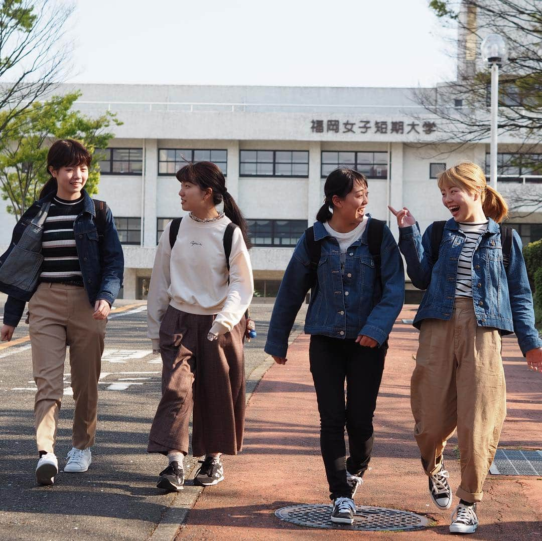 福岡女子短期大学さんのインスタグラム写真 - (福岡女子短期大学Instagram)「@福岡女子短期大学 . こんにちは、福岡女子短期大学です。 今週も1週間が終わりました🌸 夕方、帰宅🏠する学生の皆さん🎀 来週また元気にお会いしましょう✨ . #福岡女子短期大学 #福女短 #夕方 #帰宅中 #下校 #下校時間 #キリトリセカイ #アオハル #福岡写真部 #太宰府 #太宰府写真部 #短大生 #短期大学 #福岡の女子短期大学 #トモダチ #大学生コーデ #春コーデ #オシャレさんと繋がりたい #スナップ写真 #街角スナップ #4月12日 #学生コーデ #笑顔 #写真好きな人と繋がりたい #キャンパス #キャンパスコーデ #写真で伝えたい私の世界 #instadaily #福岡の大学短大 #福女短スナップ . ========[ 資料請求 ]======== ． 新しい福岡女子短期大学の資料請求（2020大学案内）を無料送付中です。本学ホームページからお気軽に申し込みください。 . 子ども学科/健康栄養学科 音楽科/文化教養学科 ． 福岡女子短期大学 住所：‪‪福岡県太宰府市五条四丁目16番1号‬‬ tel：‪‪092-922-4034‬‬（代表） . =========================」4月12日 17時51分 - fukuoka_wjc