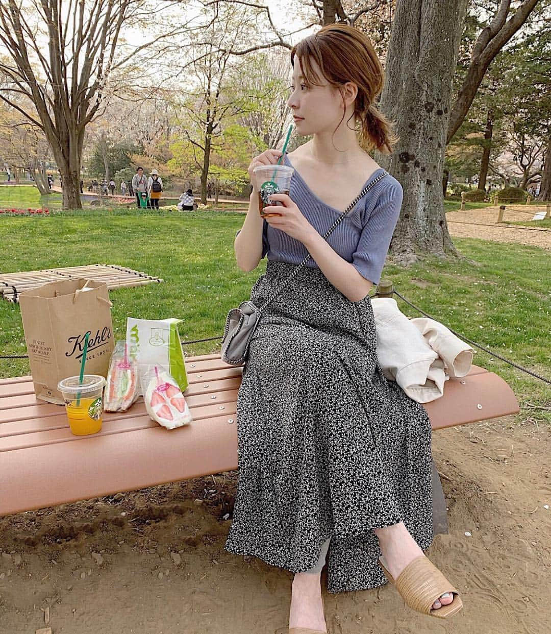 工藤はるかさんのインスタグラム写真 - (工藤はるかInstagram)「ㅤㅤㅤㅤㅤㅤㅤㅤㅤㅤㅤㅤㅤ 最近お気に入りのスカート🌷 ㅤㅤㅤㅤㅤㅤㅤㅤㅤㅤㅤㅤㅤ tops / @fifth_store skirt / @fifth_store jacket / @isook_official  shoes / @todayful_official  ㅤㅤㅤㅤㅤㅤㅤㅤㅤㅤㅤㅤㅤ #fifth #fifthtl #フィフス #小花柄ロングフレアスカート #イレギュラーネック5分袖ニット #スカートコーデ」4月12日 17時51分 - har_326