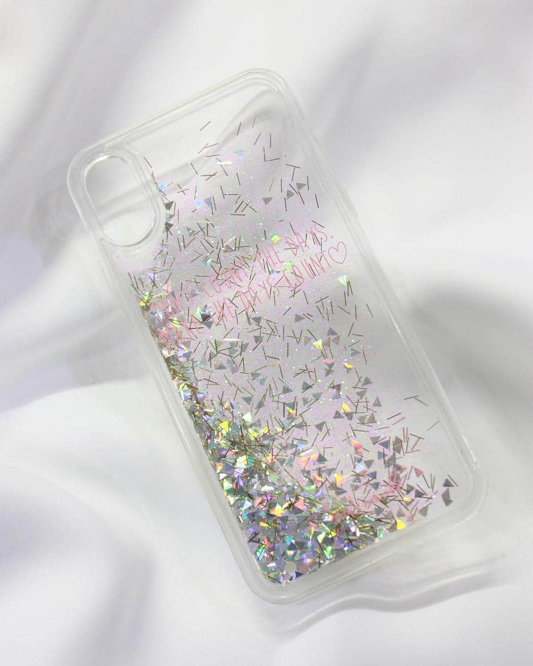 SMIRNASLI_officialのインスタグラム：「Glitter Mobile Case❤︎ . モバイルケースの新作が入荷🥳 動くキラキラが可愛い♡ スワイプして見てみてくださいね！ . . #smirnasli #スマホケース #iphoneケース  #キラキラ #サミールナスリ」