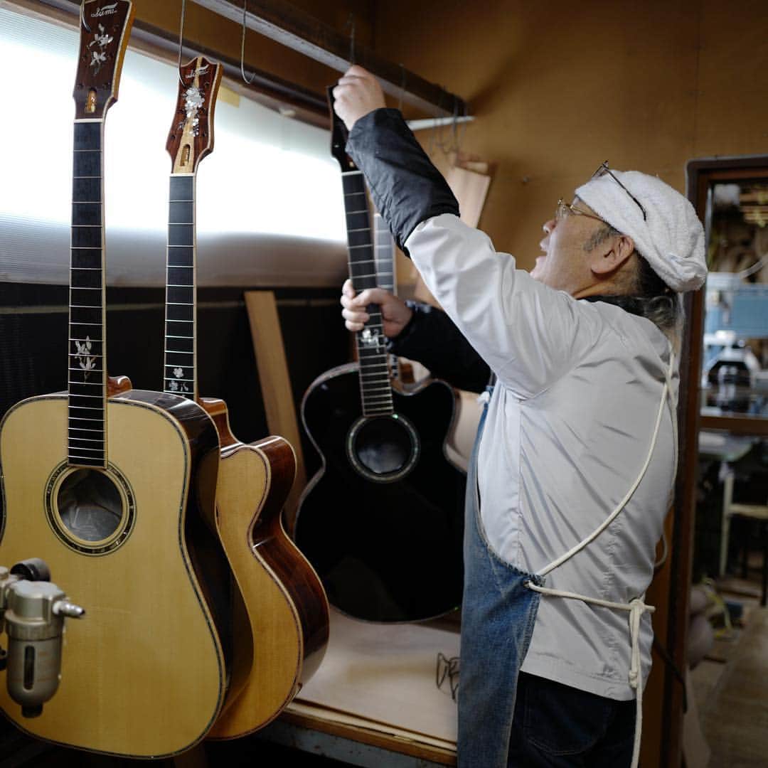 三浦祐太朗さんのインスタグラム写真 - (三浦祐太朗Instagram)「今年1月に開催された「岡本おさみトリビュートコンサート」 その際にお世話になったギタリスト吉川忠英さんのご紹介で、長野県上田市にあるSUMI工房の鷲見英一さんになんとオリジナルギターを作って頂く事が出来ました。そして今日、弾丸で工房にお邪魔してきました。忠英さんのモデルを元に、ブリッジにターコイズで三日月のマークを入れて貰いました。シダートップマホガニーサイドバック。世界に一本だけの芸術品。抱いて寝たいけど壊しちゃうからベッドの横に置いて寝ます。鷲見さん、そしてご縁を下さった忠英さん本当にありがとうございました！ . . . . . #guitar #acousticguitar #acoustic #sumi工房 #アコースティックギター #アコースティック #三浦祐太朗 #guitars #ギター #🎸」4月12日 17時52分 - yutaro_3ura