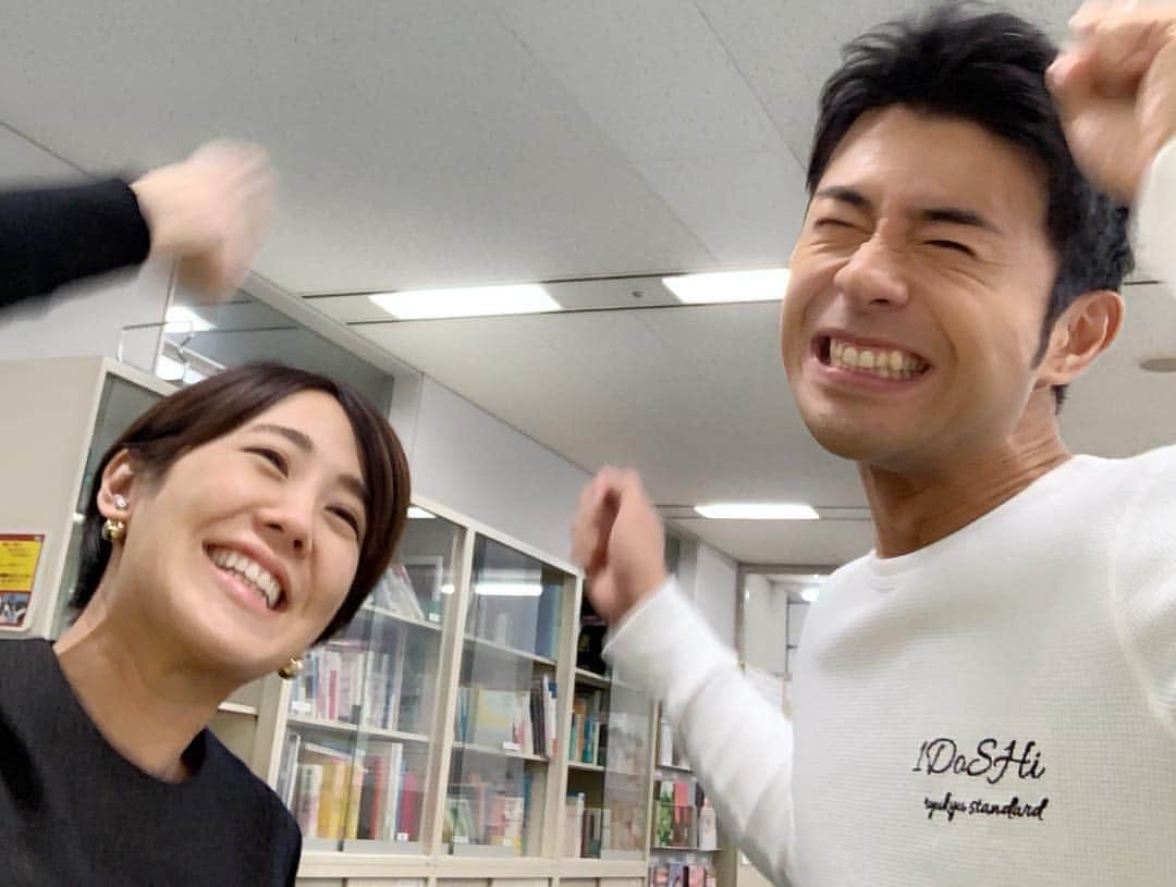 フジテレビアナウンサーのインスタグラム：「🙌﻿ 昨日の堤アナのインスタを丸パクりしてみました。﻿ （@reimi_tsutsumi1123）﻿ ﻿ たまたまパクった！﻿ あの子達を☺︎﻿ .﻿ #1枚目右から﻿ #写真も仕事もブレ気味の榎並大二郎﻿ #それに付き合わされる椿原慶子﻿ #そして2枚目から同期？が電撃加入﻿ #セルフタイマーで跳べない妊婦と筋肉（入社12年目）﻿ #こんな感じでお送りしています2008年入社です。﻿ #今後とも宜しくどうぞ🙏﻿ #榎並目線﻿」