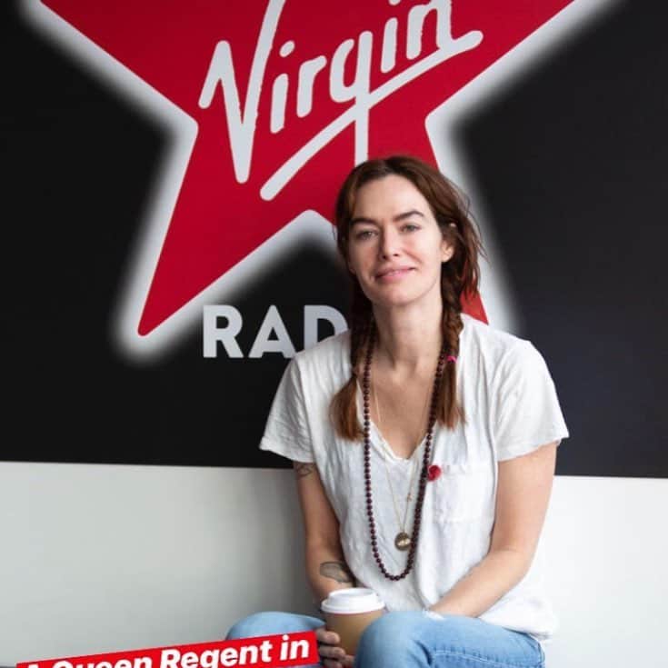 レナ・ヘディのインスタグラム：「Ungroomed nerd on the radio alert @virginradiouk Thanks for having me. Radio is tricky when you talk with you hands and must remain blasphemy free ...」