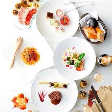 ホテルニューオータニ博多さんのインスタグラム写真 - (ホテルニューオータニ博多Instagram)「GW(4月27日～5月6日)はニューオータニ博多でもたくさんの期間限定✨特別メニューをご用意してます❗️毎年人気ですので、お見逃しなく👇️ ・ 写真１:スパークリングワイン飲み放題付❗️毎年人気のビュッフェが、装い新たにバージョンアップ😁休日をゆっくり優雅に“泡”とお楽しみください🎵 時　間：11:30～14:00 料　金：1名さま　¥3,800　小学生　¥2,500 ※税金・サービス料別 【問合せ】092-715-2006（カステリアンルーム） ・ 写真２、３:博多の街がどんたくで賑わうように、色彩鮮やかに目でも楽しむ博多の味を会席と御膳でお楽しみください😉 ◆「博多どんたく会席」 時　間：17：00～21：00 料　金：￥7,000　※税・サービス料別 ◆「博多どんたく昼御膳」 時　間：11：30～14：00  料　金：￥3,500　※税・サービス料別 【問合せ】092-715-2008（日本料理千羽鶴）中国料理大観苑 ・ 写真４:GW期間、ホール席限定のお得なプランをご用意❗️フカヒレスープに、主菜は12品から3品をお好きなものチョイス。前菜の盛り合せ、炒飯かお粥、デザート付のランチです☺️ 時　間：11：30～14：30 料　金：￥5,000　※税・サービス料別。 【問合せ】092-715-2007（中国料理大観苑） ・ ・ #ゴールデンウィーク #福岡ディナー  #福岡食事 #ファミリー #カップル #美味しい #博多どんたく #ニューオータニ博多 #ホテルニューオータニ #newotani #懐石料理 #福岡グルメ #観光 #日本 #japan #travel #dinner #ホテルビュッフェ #sightseen #天神ディナー #フカヒレ  #福岡ランチ #天神デート #和食 #天神グルメ #ホテルグルメ #ホテルディナー #中国料理 #スパークリング飲み放題 #家族団欒」4月12日 17時54分 - newotani_hakata_official