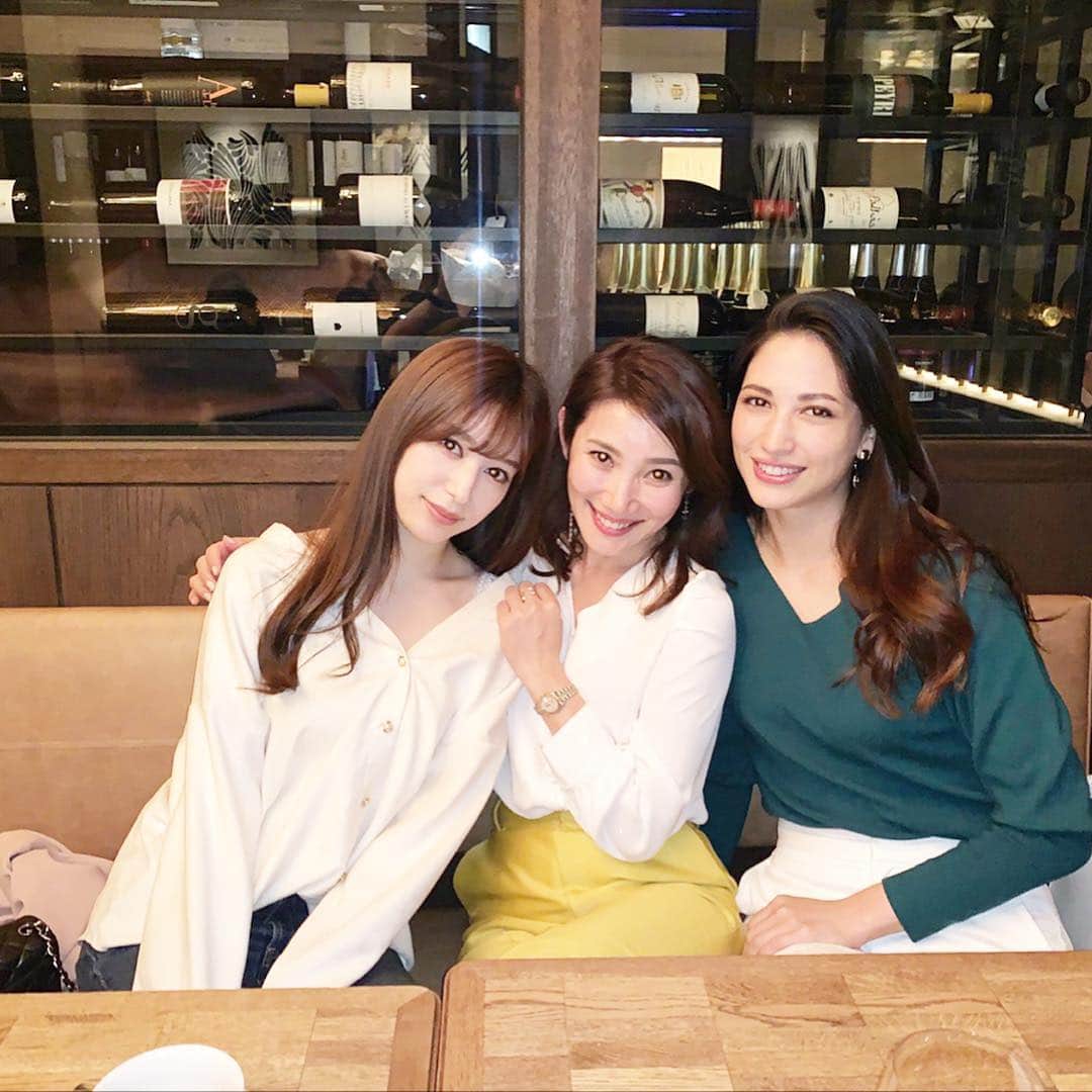 のインスタグラム：「・ 美しすぎるでしょ？ 可愛いすぎるお友達♡ ・  ふたりとも真っ直ぐで 中身までとっても可愛いの！ ・ ひとまわり以上年は違うけど 時間を忘れるくらい盛り上がれちゃいます♡ ・ 美味しいお食事にワイン、 美女に囲まれて最高な時間でした！ ・ CICADAはやっぱり雰囲気もよく好きだなぁ…。 ・ 次回も楽しみだね💕 ・ #cicada表参道 #friends #dinner #美女 #可愛い」