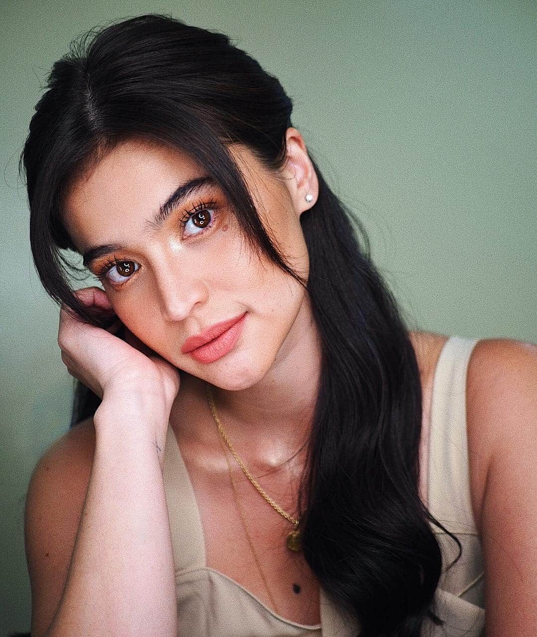 アン・カーティスのインスタグラム：「Warmth 🧡 Love Love Looooooooove our Soft Matte Mousse. Wearing Plum Blossom! @blkcosmeticsph Thank you for today @mikkamarcaida and @rjdelacruz ❣️」