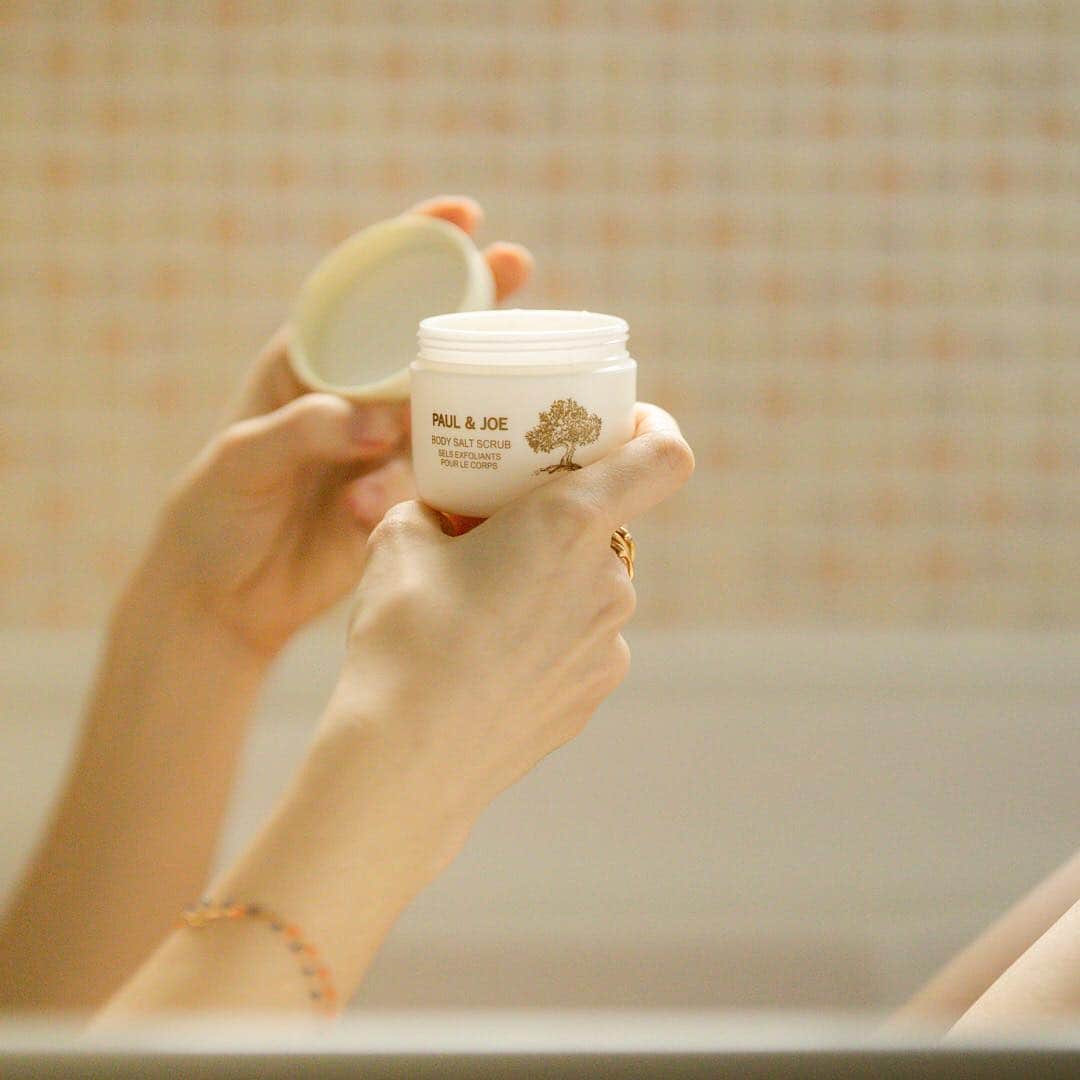 PAUL & JOE BEAUTEさんのインスタグラム写真 - (PAUL & JOE BEAUTEInstagram)「・ Scrub off all the tiredness of this week with this body scrub🛀✨ This relaxed routine must help you spend a fun weekend😻🎵 ・  #PaulandJoe #paulandjoebeaute #nice #good #beautiful #beauty #instagood #body #scrub #massage #moisture #soft #smooth #new #bodycare #happy #relax #weekend #bathtime」4月12日 18時00分 - paulandjoe_beaute