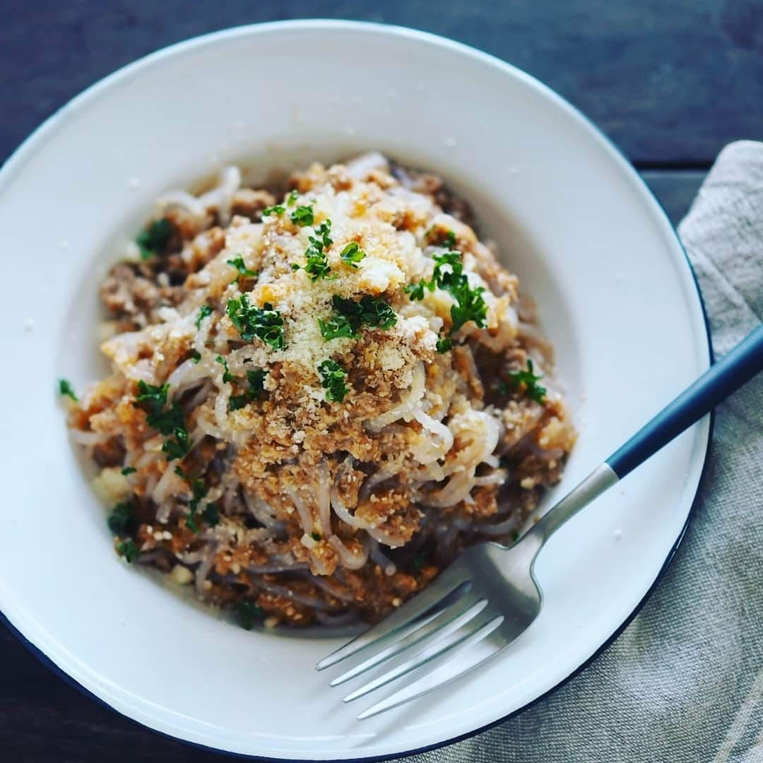 メシ通さんのインスタグラム写真 - (メシ通Instagram)「真夜中に不意な飯テロを食らったら、こちらで凌いでみてはいかがでしょう🍝  カロリー超控え目で麺類欲を満たせる「しらたきボロネーゼ」をぜひ試してほしい【北嶋佳奈】 https://www.hotpepper.jp/mesitsu/entry/kanakitajima/19-00067  #mesitsu #メシ通 #しらたき #パスタ #ボロネーゼ #低カロリー #低糖質 #置き換え #レシピ #レシピブログ #北嶋佳奈 #神奈川 #pasta #shirataki #bolognese #lowcalorie #lowcarb #easy #delicious #recipe #recipeblog #kanakitajima #kanagawa #japan」4月12日 18時00分 - mesitsu